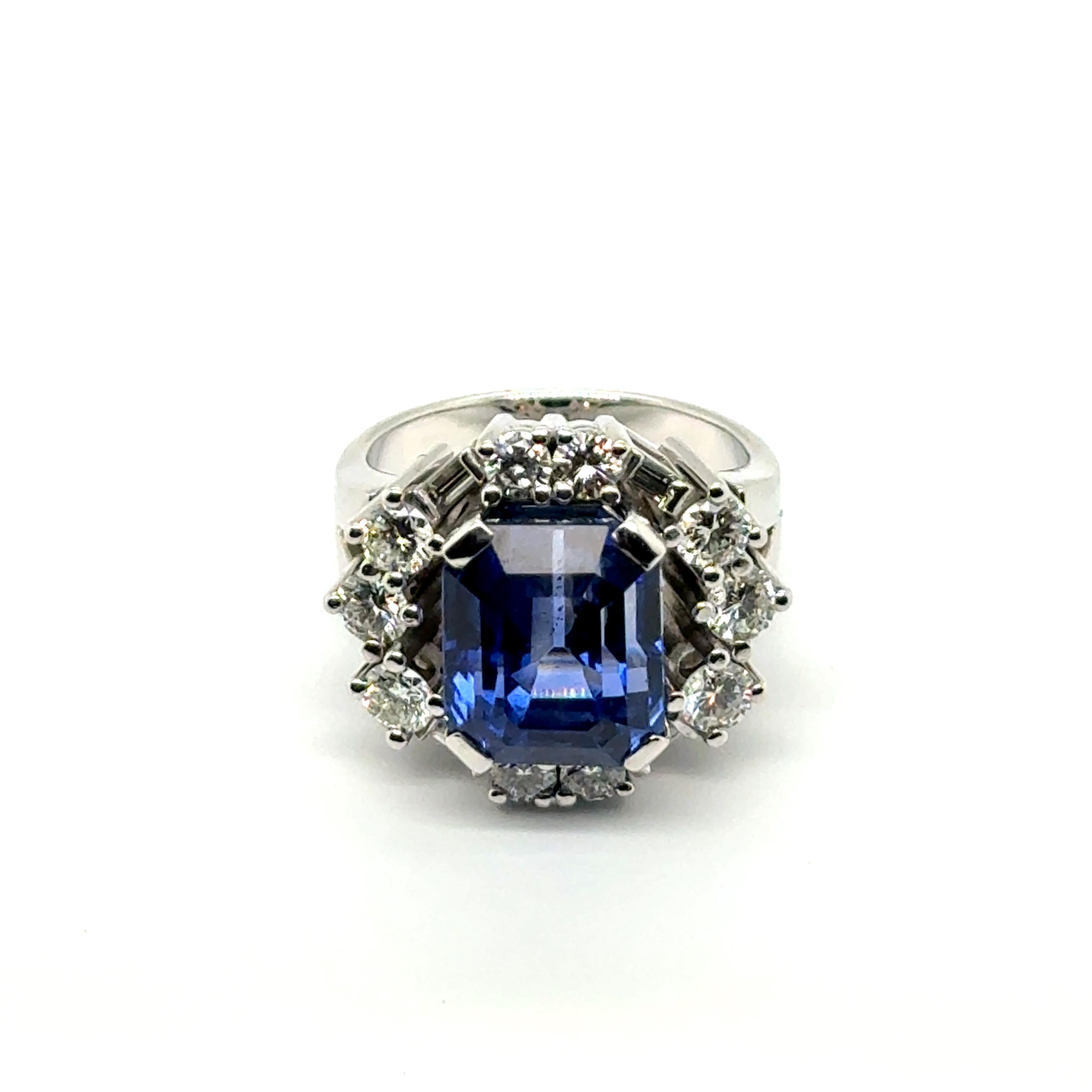 Gübelin Certified Sri Lanka NTE Sapphire Ring with Diamonds in 18 Karat Gold For Sale 3