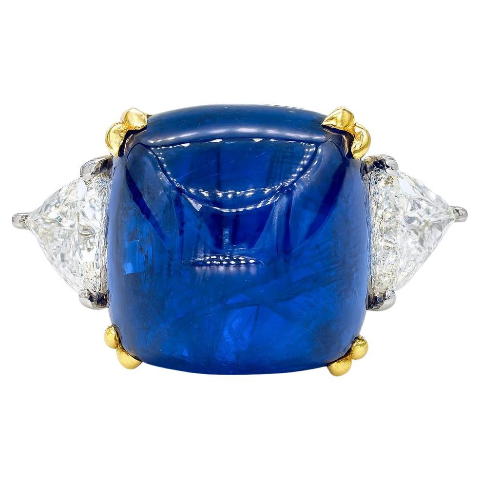 Gübelin Certified 33,85 Karat Saphir und Diamant Platin Ring

Dieser außergewöhnliche Ring präsentiert einen prächtigen blauen Saphir von 33,85 Karat in Form eines Kissen-Cabochons, zertifiziert von Gübelin. Der Saphir hat einen lebendigen, satten