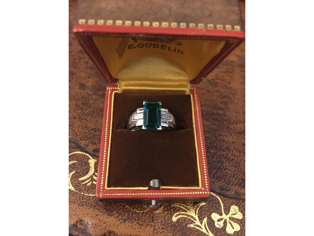 Gubelin Colombian Natural Unenhanced emerald and diamond ring, circa 1943. For Sale 1
