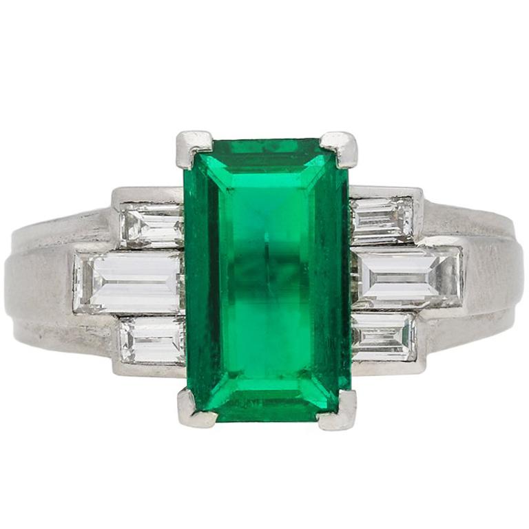 Gubelin Colombian Natural Unenhanced emerald and diamond ring, circa 1943. For Sale