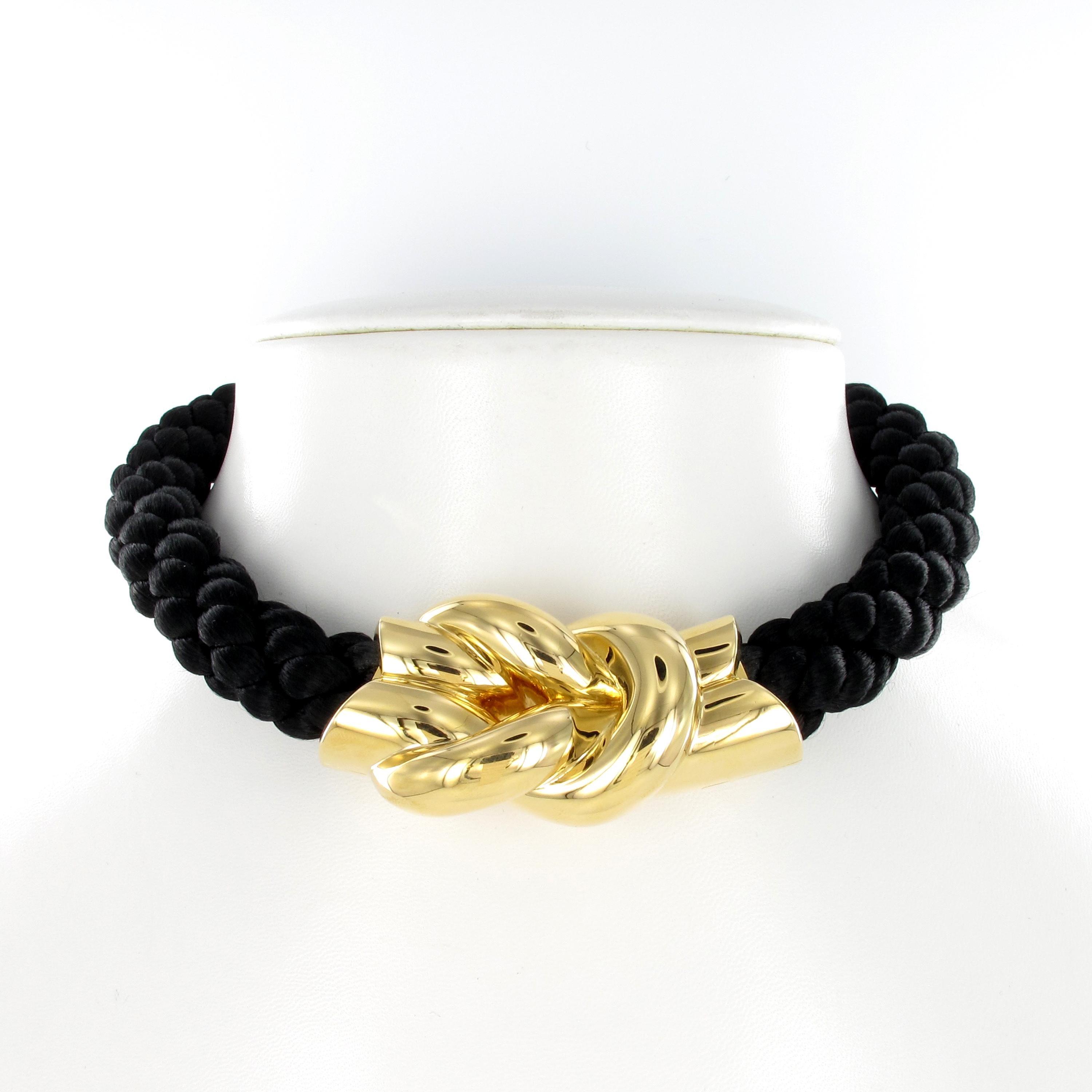 This choker by Gubelin features a bold square (reef) knot in 18 karat yellow gold. The necklace consists of artfully plaited black ropes.

Length: 40 cm / 15.74 inches
Signed Gubelin and hallmarked 750 for 18 karat gold.
