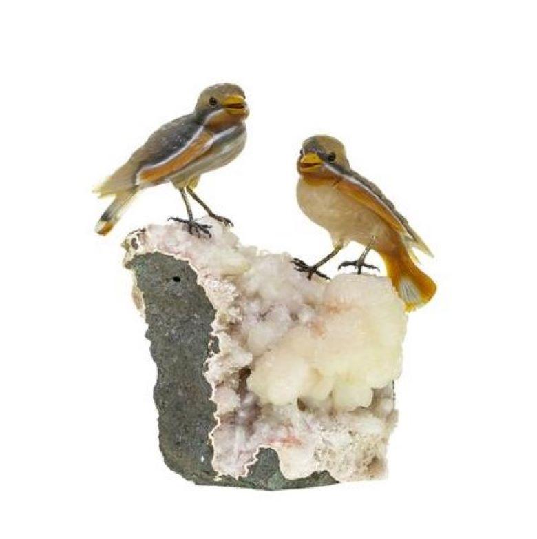 Sculpture representing a couple of sparrows in agate on a calcite base.

Sold with copies of purchase invoice from Gübelin Geneve dated 28/11/1983 and insurance valuation document dated 19/12/1990. 

Height : 14 cm (5,513 inches)

Weight: