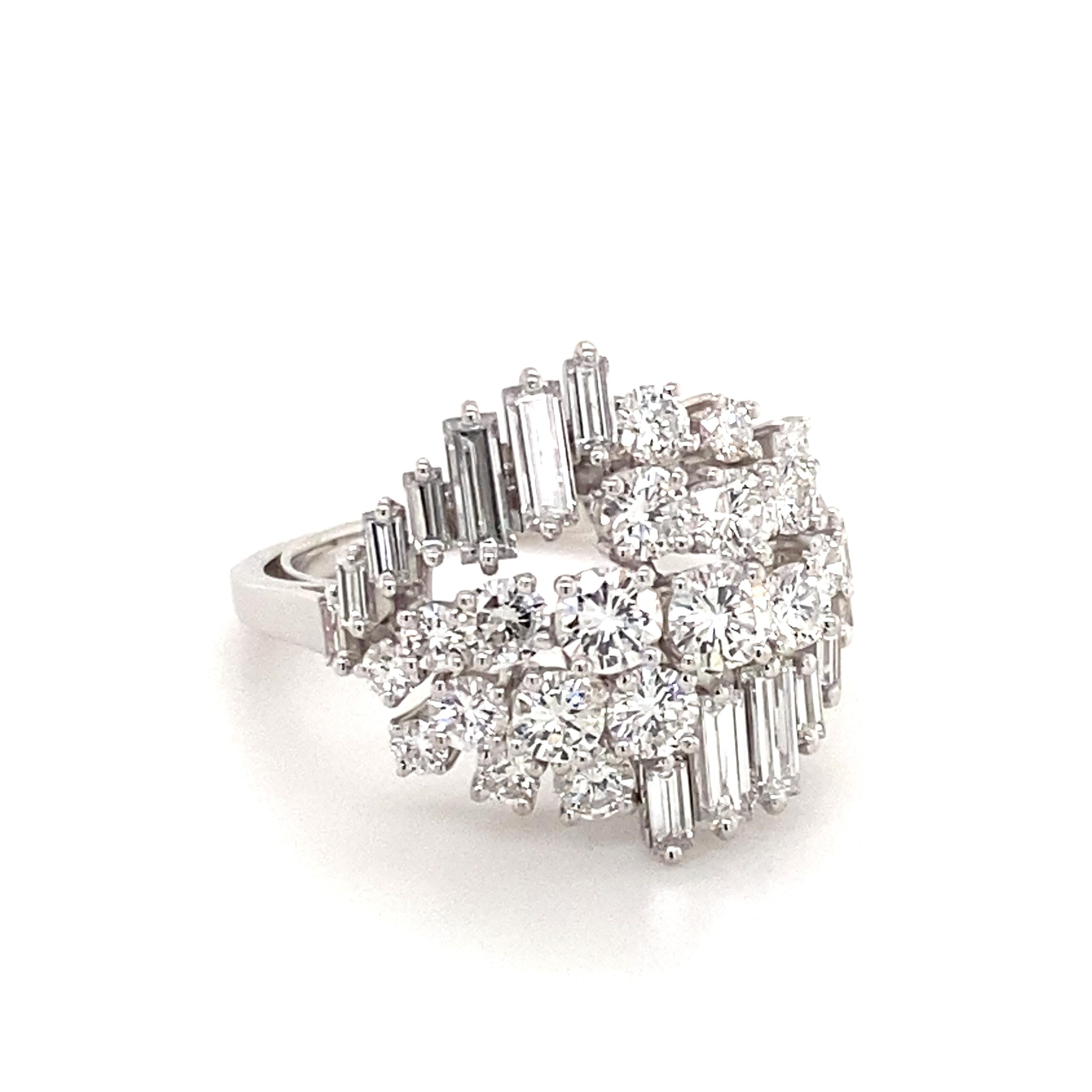 Gübelin Dazzling Diamond Ring in 18K White Gold In Excellent Condition For Sale In Lucerne, CH