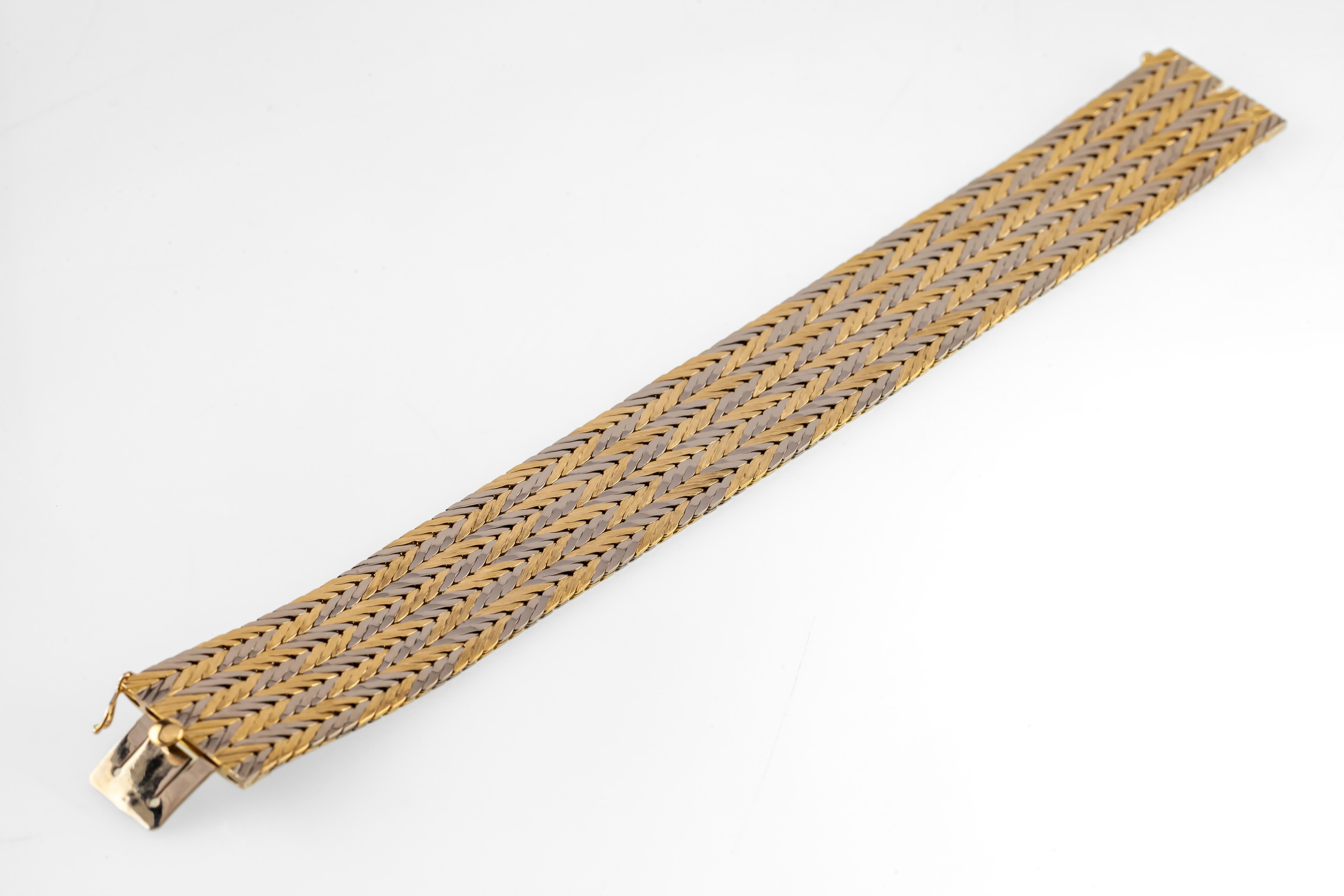Magnifique bracelet Gubelin en or bicolore 18k
Des bandes d'or jaune et d'or blanc se croisent pour former un motif en damier et en chevron
Longueur totale du bracelet = 7,25