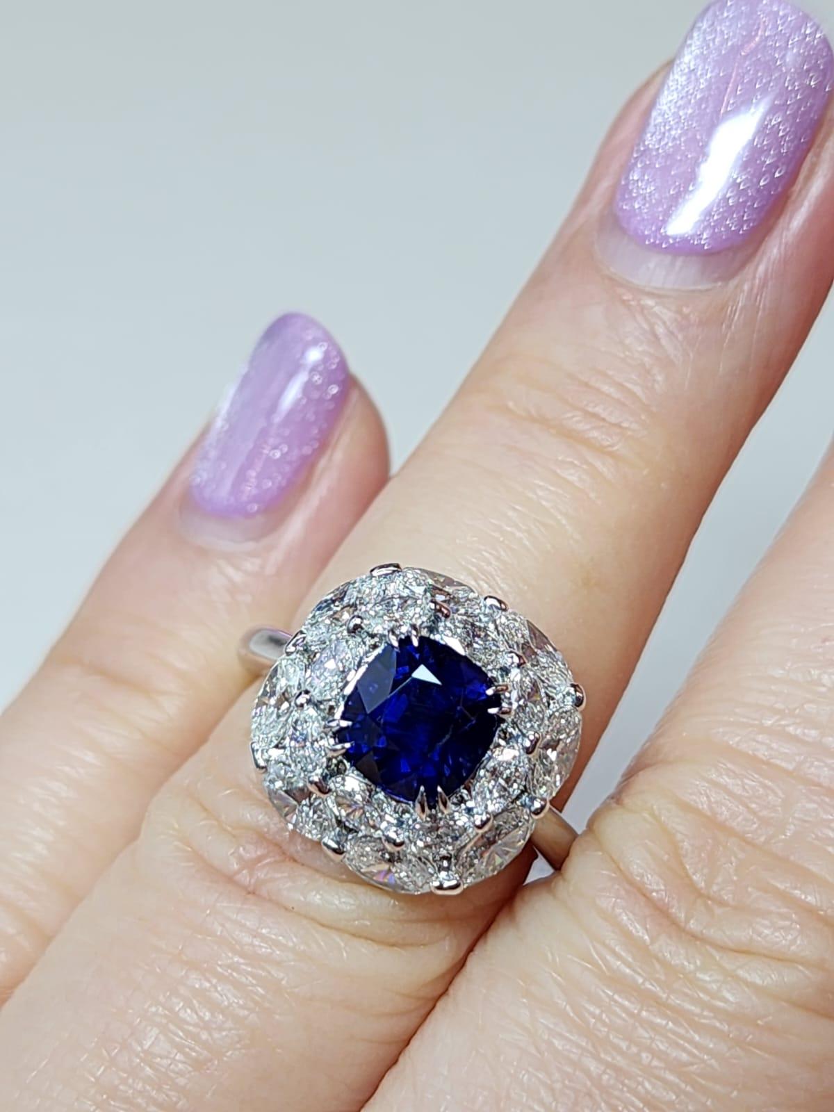 Cette bague exquise met en valeur un saphir birman sans chaleur de 2,38 carats certifié Gubelin et GIA, une pierre précieuse d'une rareté et d'un prestige extraordinaires. Sertie en platine et entourée d'un halo scintillant de diamants de taille