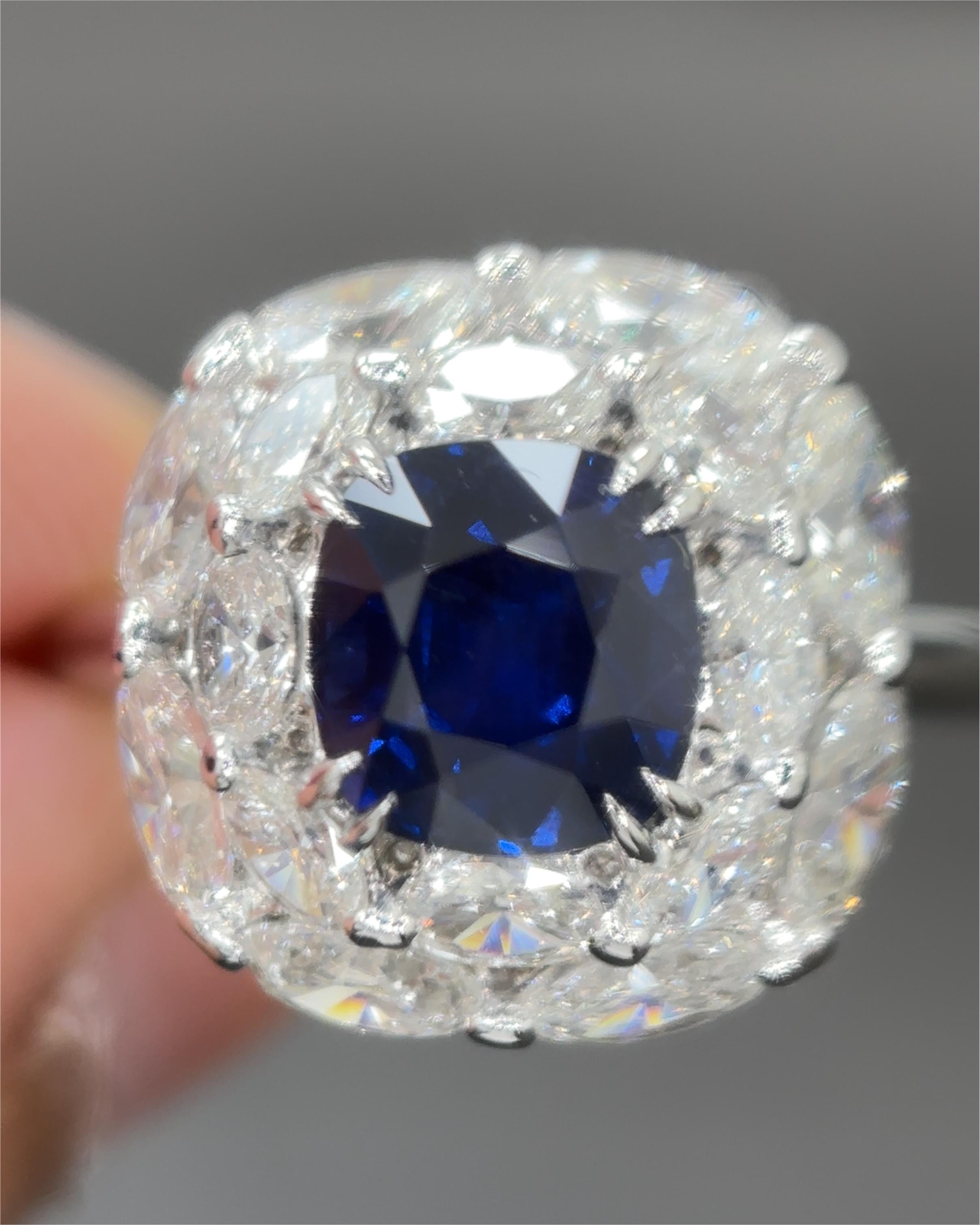 Taille coussin antique Gubelin GIA Certified 2.38 Carat Burma No Heat Sapphire Diamond Platinum Ring en vente