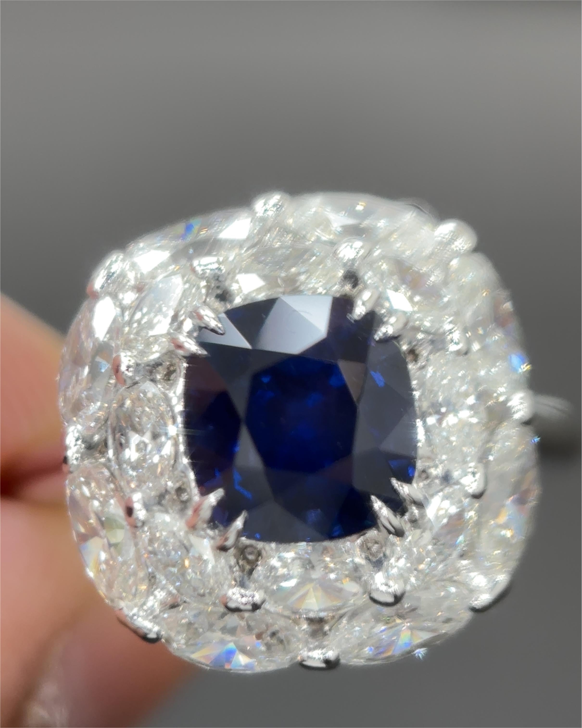 Gubelin GIA Certified 2.38 Carat Burma No Heat Sapphire Diamond Platinum Ring Neuf - En vente à Kowloon, HK