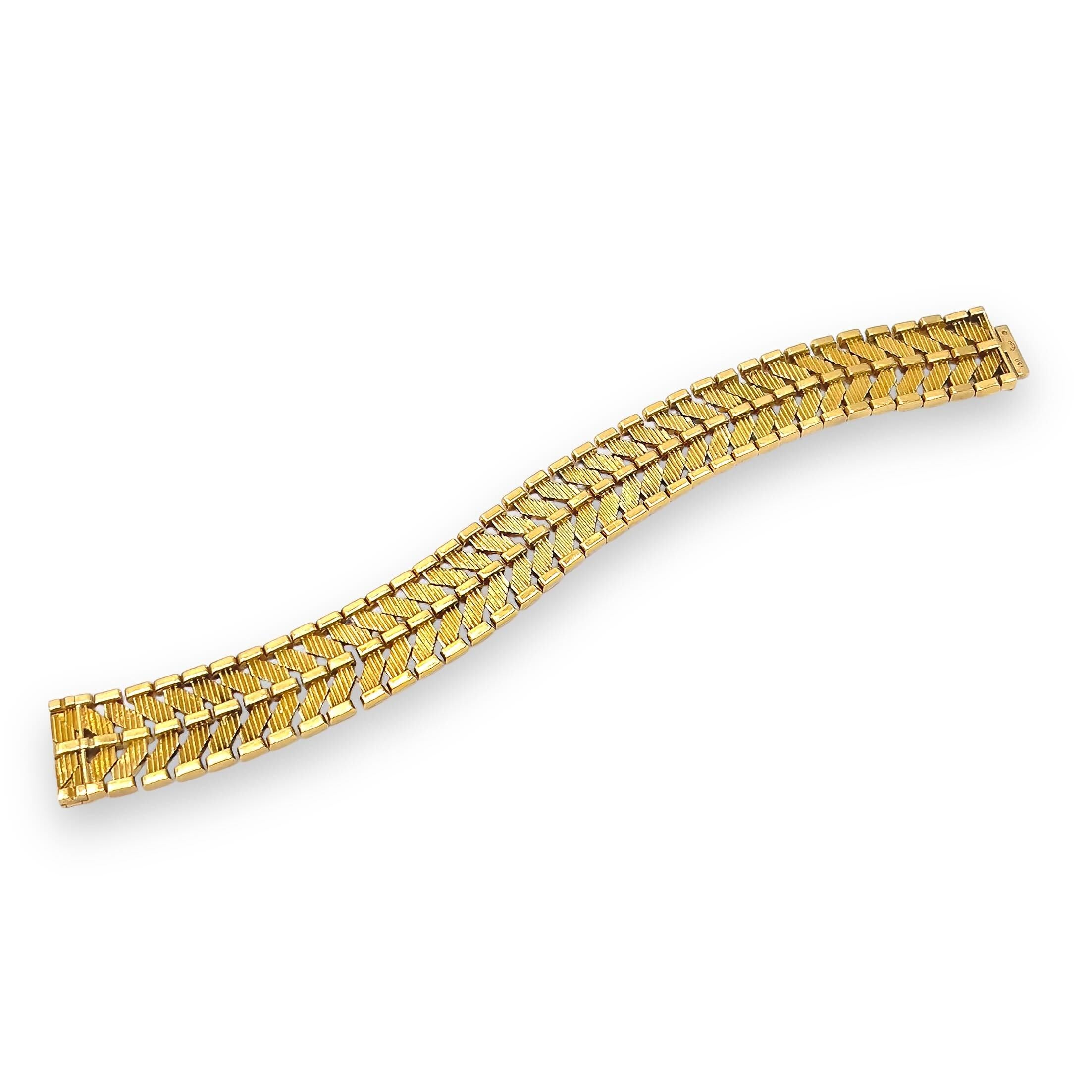 GUBELIN Bracelet à chevrons en or Bon état - En vente à New York, NY