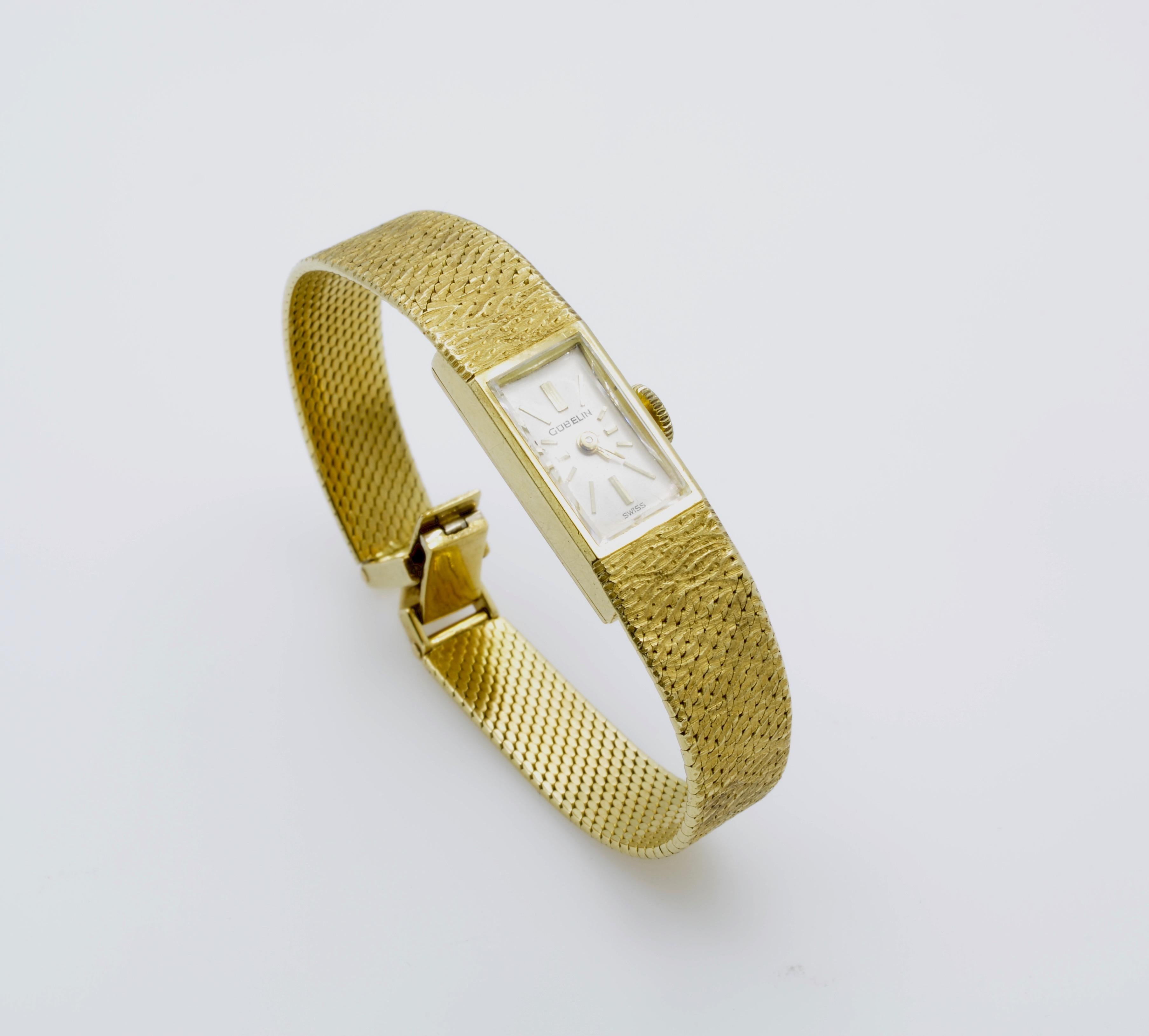 Moderne und klassische goldene Damenuhr für das Handgelenk. Sie hat ein elegantes, rechteckiges Zifferblatt an einem strukturierten Goldarmband, ist in der Schweiz hergestellt und hat ein zeitloses Design. Das Uhrwerk ist schön und funktioniert gut,