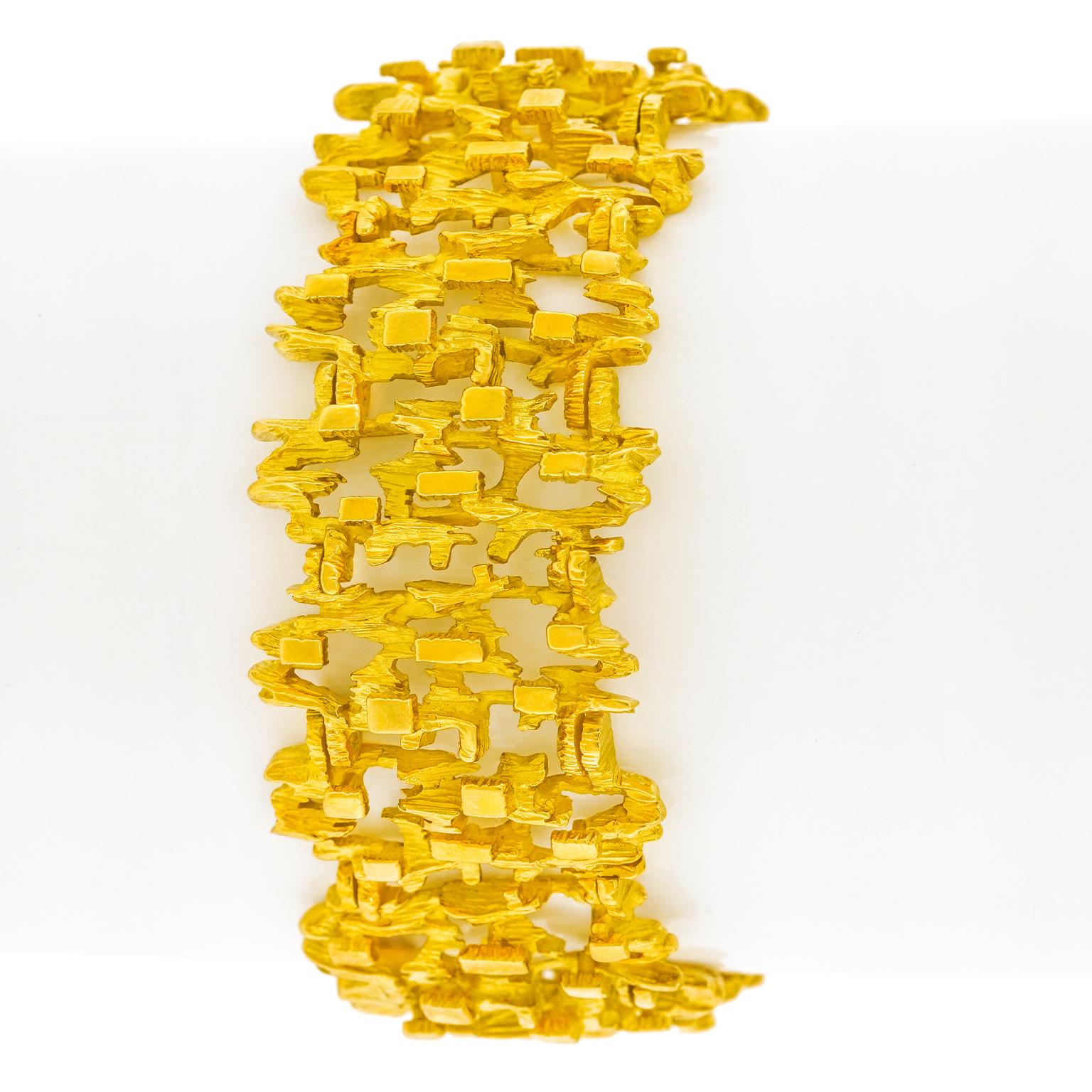 Gubelin Modernist Gold Bracelet In Excellent Condition In Litchfield, CT