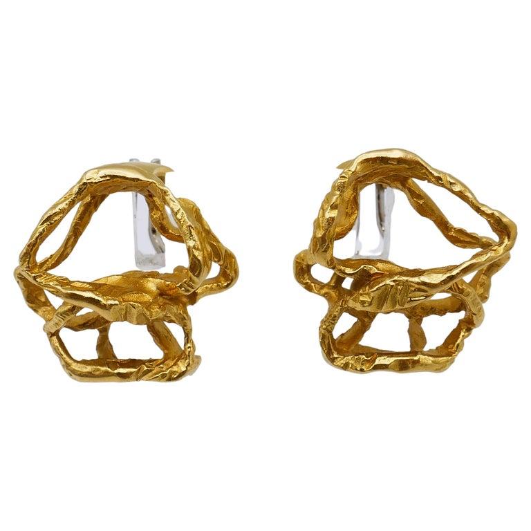 Ein Paar abstrakt geformte Ohrringe aus Gelbgold von Gubelin aus der Epoche des modernistischen Designs. Gestempelt mit der Herstellermarke von Gubelin, einer Punze für 18-karätiges Gold und einem Herkunftsland (Schweiz).
Abmessungen: 3/4