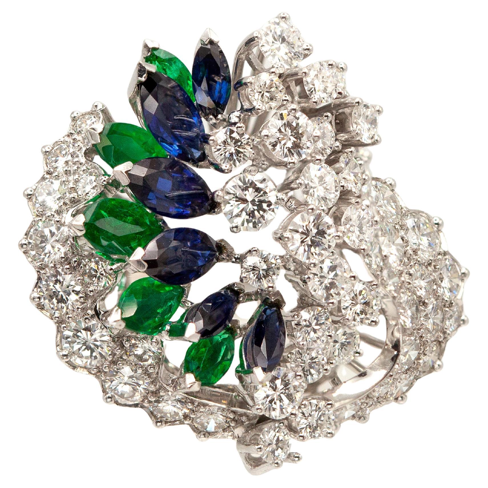 Anello Cocktail Gübelin in platino con diamanti, zaffiri e smeraldi, circa 1960 in vendita