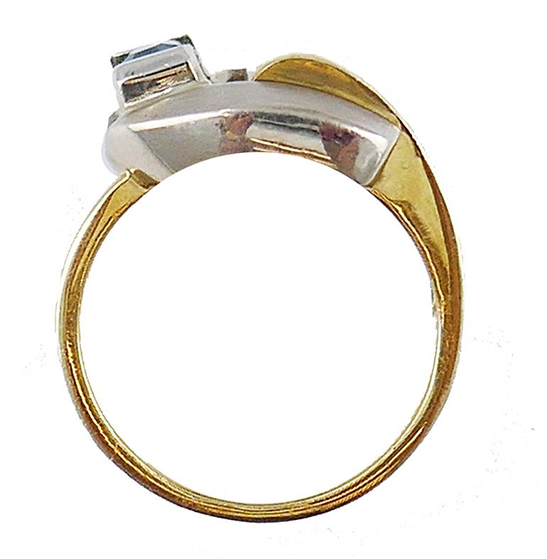 Gubelin Retro Gold Ring Buckle Design 18k Emerald Estate Jewelry For Sale 5