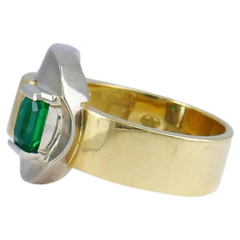 Gubelin Retro Gold Ring Buckle Design 18k Emerald Estate Jewelry For Sale 3
