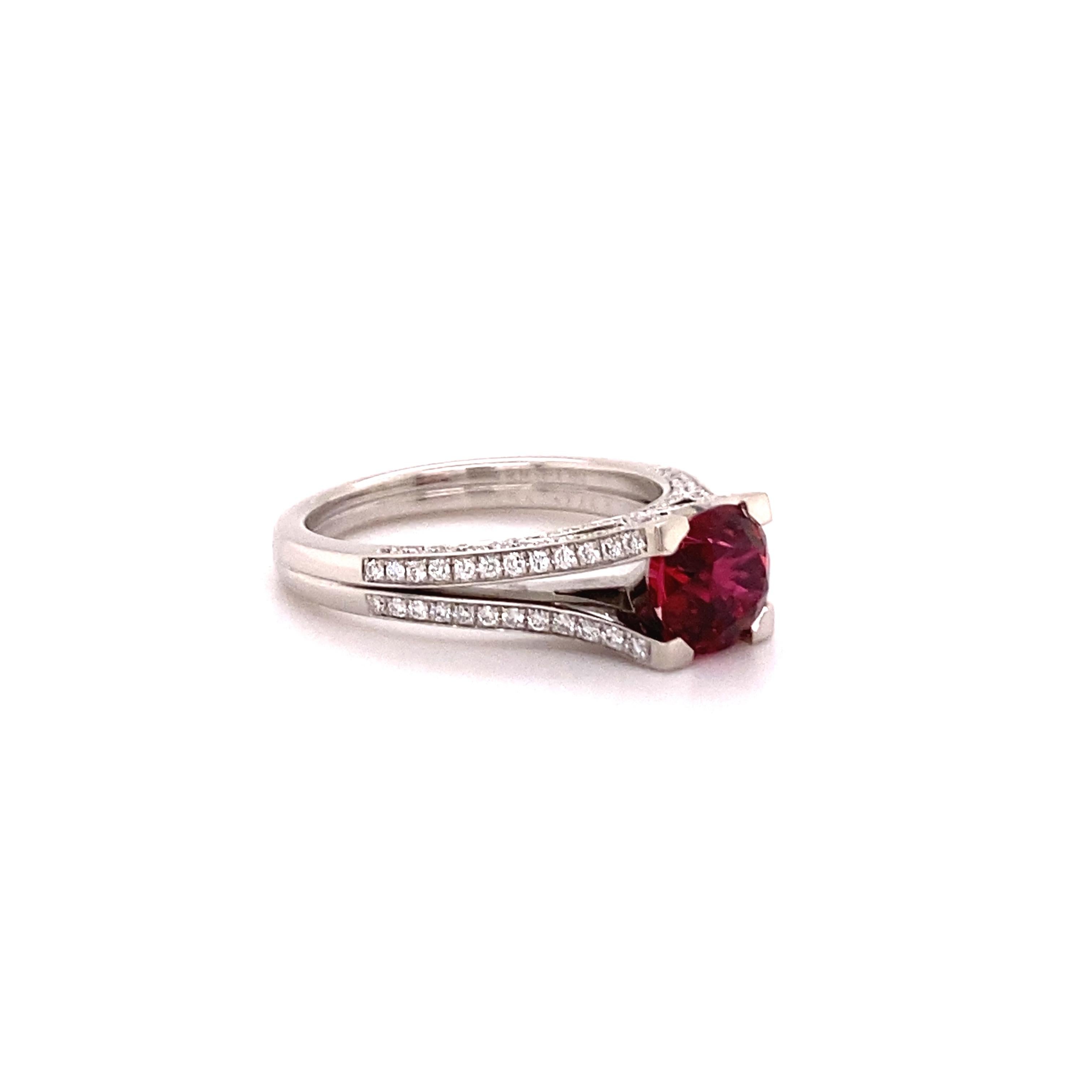 Moderne Bague Gubelin en or blanc 18 carats sertie de spinelle rouge éclatant et de diamants