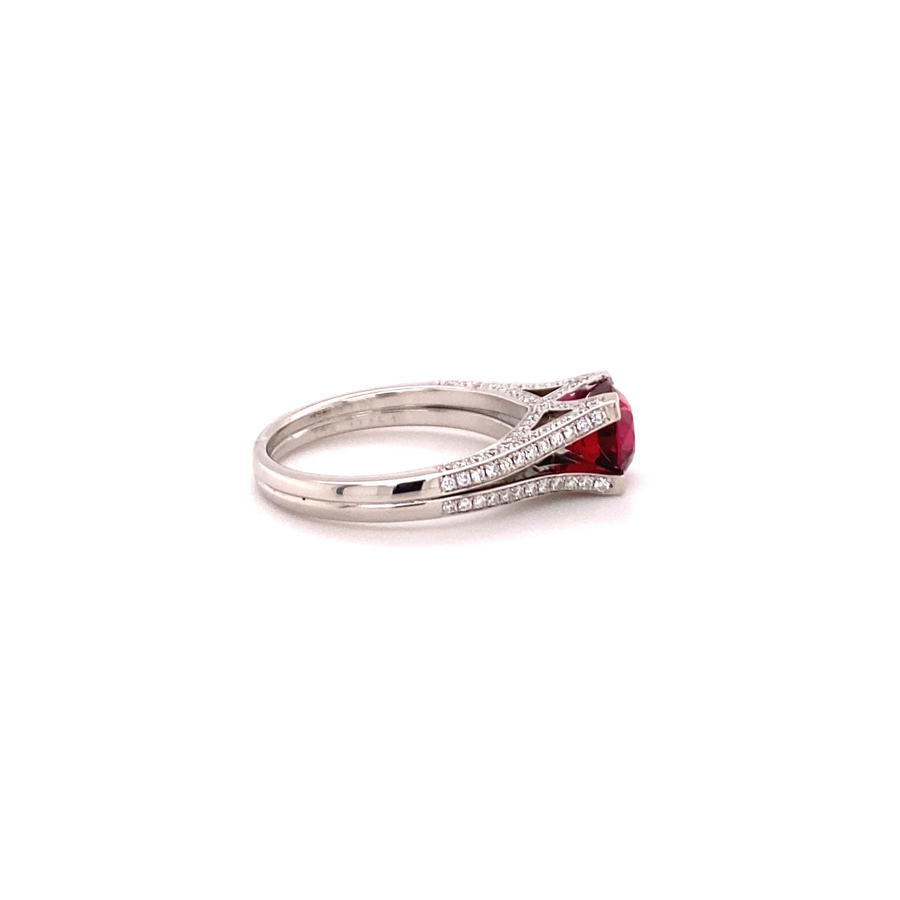 Bague Gubelin en or blanc 18 carats sertie de spinelle rouge éclatant et de diamants Excellent état à Lucerne, CH