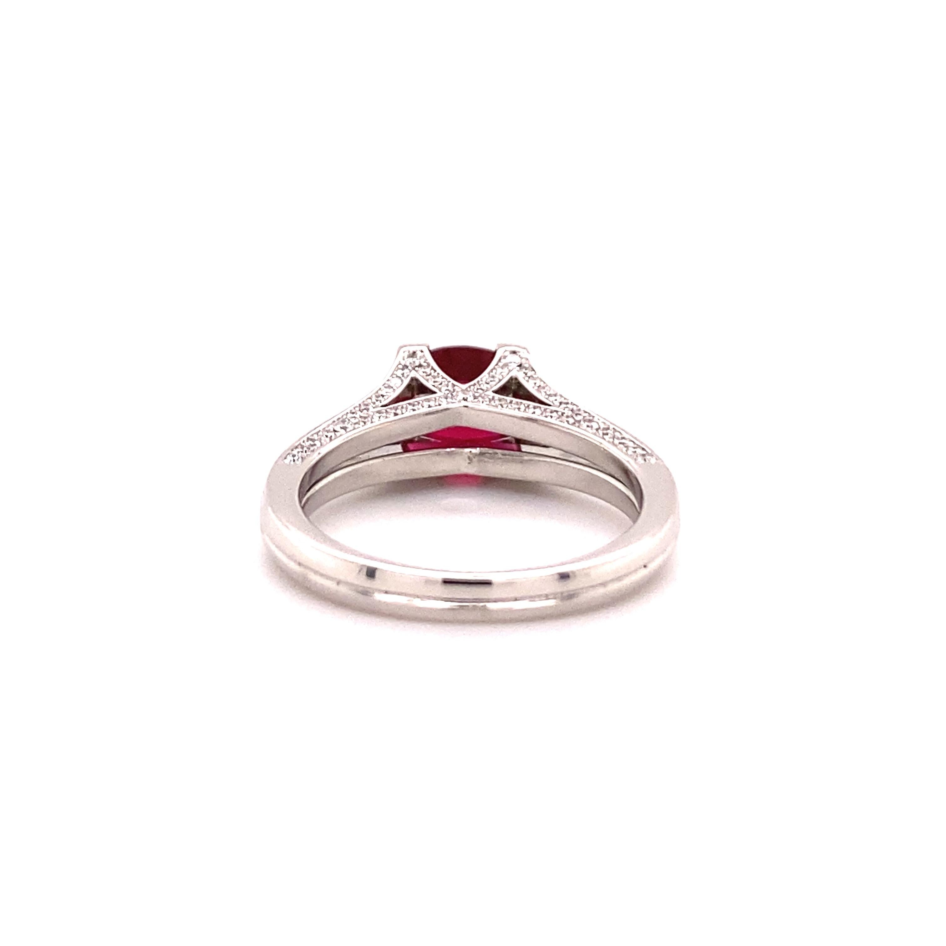 Bague Gubelin en or blanc 18 carats sertie de spinelle rouge éclatant et de diamants 1