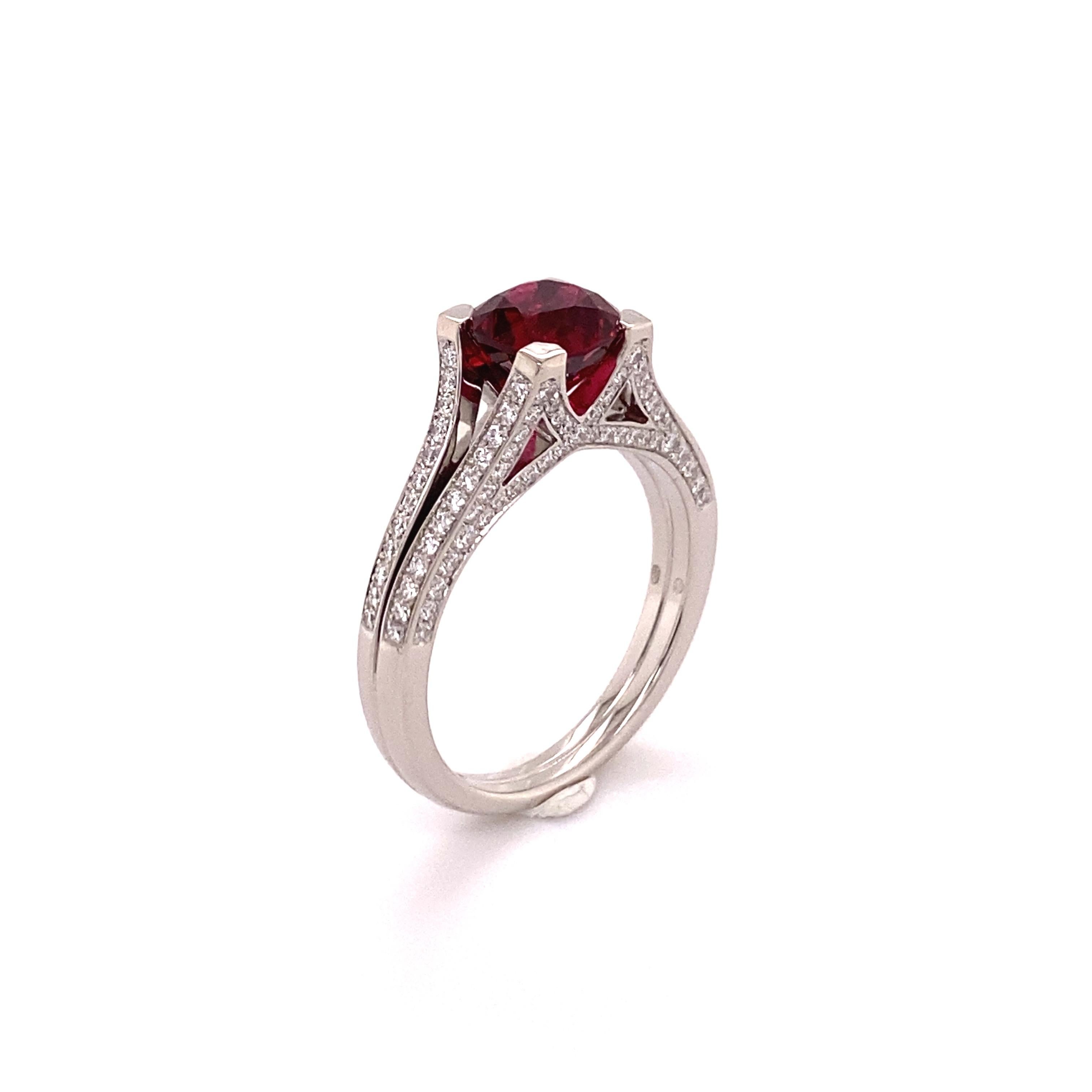 Gubelin Ring Set with Glowing Red Spinel and Diamonds in 18k White Gold In Excellent Condition In Lucerne, CH