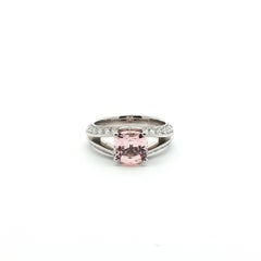 Gübelin-Ring mit einem rosé-champagnerfarbenen Saphir und Diamanten aus 18-karätigem Weißgold