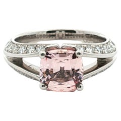 Gübelin-Ring mit einem rosé-champagnerfarbenen Saphir und Diamanten aus 18-karätigem Weißgold