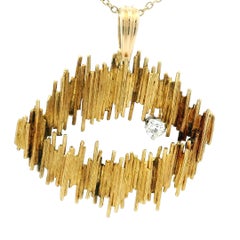 Colgante modernista texturizado Gübelin Swiss de oro de 18 quilates con diamante, años 1970