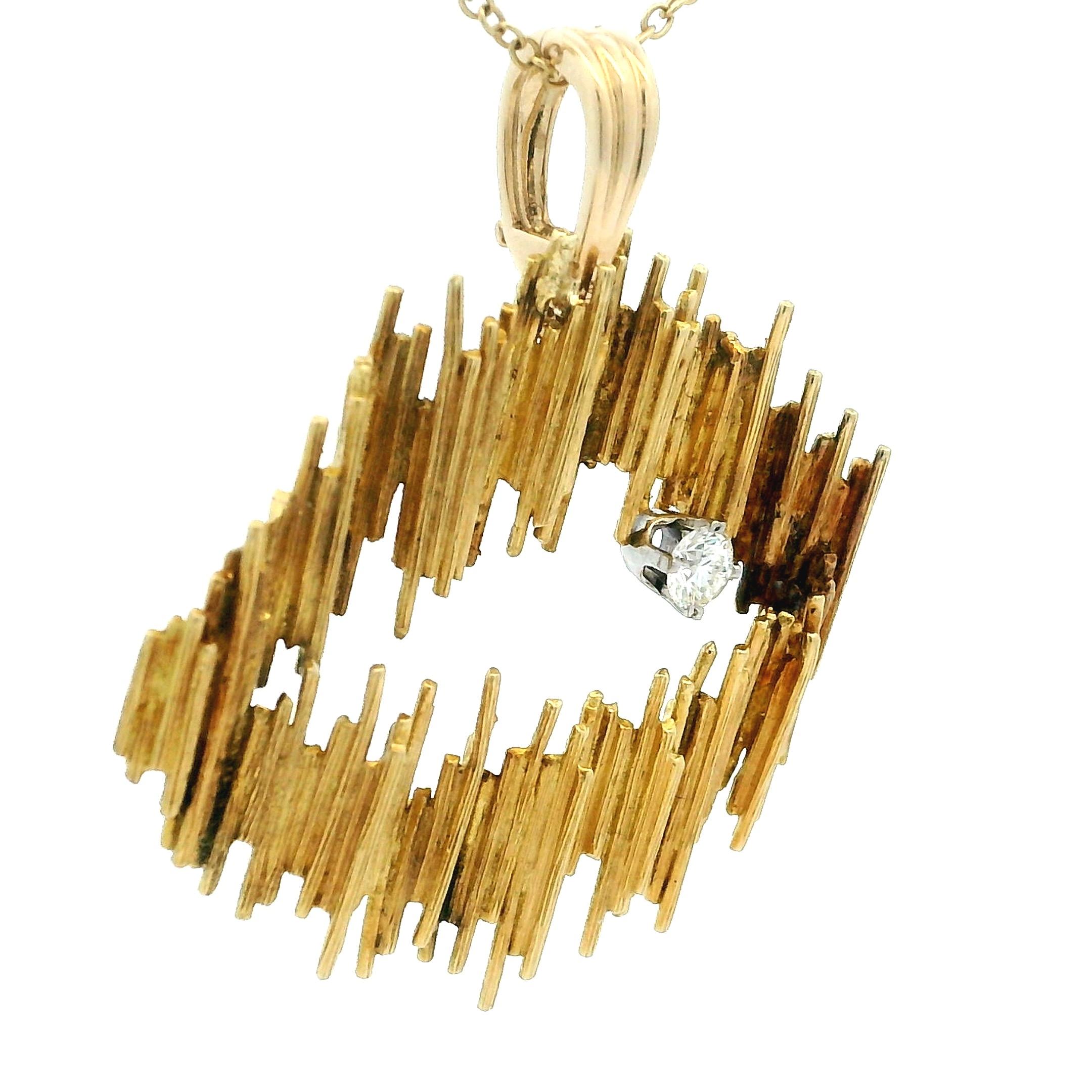 Gübelin Swiss 18K Gold Texturierter Modernistischer Anhänger mit Diamant, 1970er Jahre (Rundschliff) im Angebot