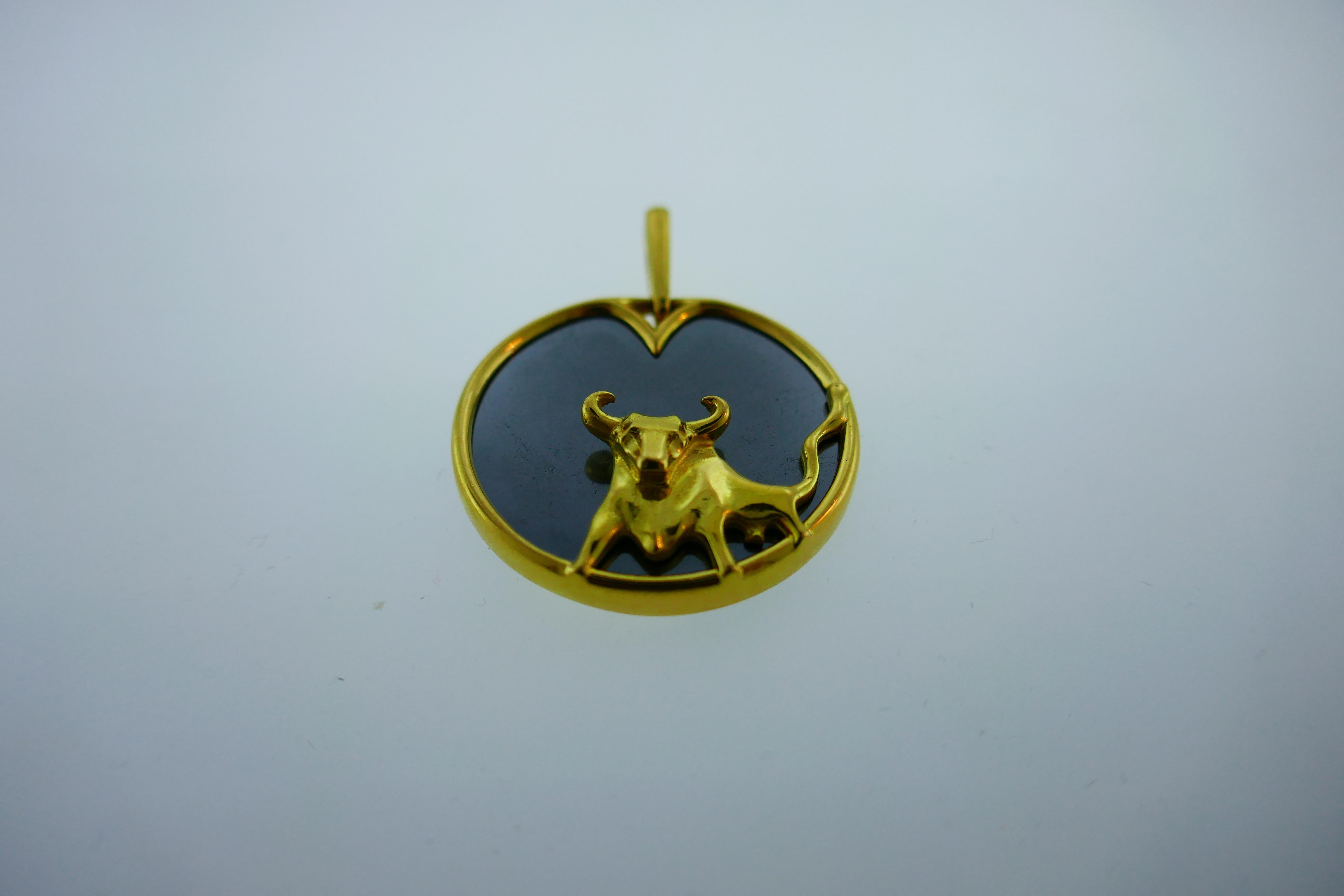 Here is your chance to purchase a beautiful and highly collectible designer pendant charm.  Truly a great piece at a great price! 

Weight: 10.1 grams

Dimensions: 3/4