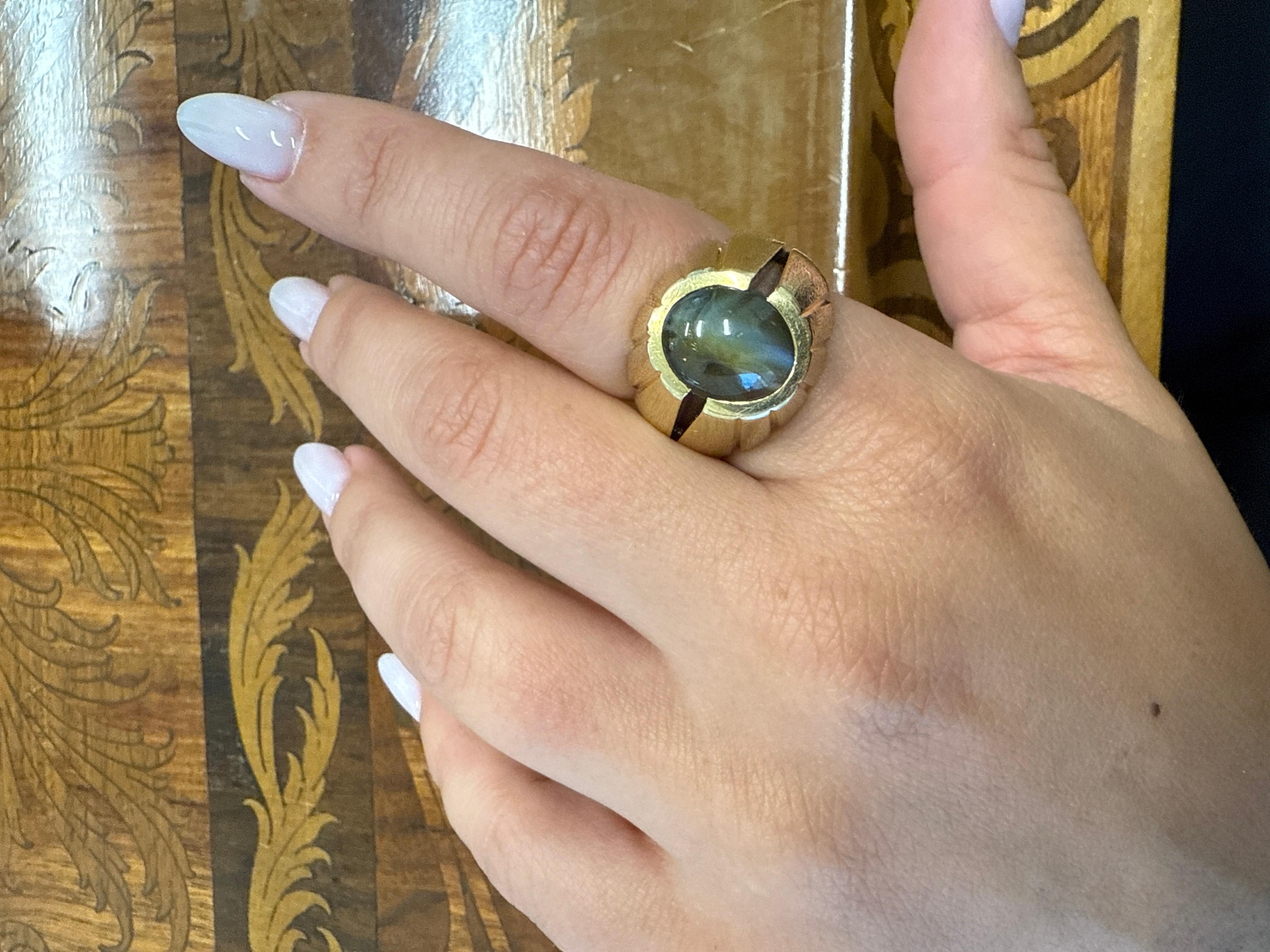 Anello da cocktail Gubelin in oro giallo 18k e occhio di gatto, anni '70 Vintage

Ecco la possibilità di acquistare un anello di design bellissimo e da collezione.

Prodotto = Gubelin  7,65 CT Anello di crisoberillo a occhio di gatto Cimofano Anello