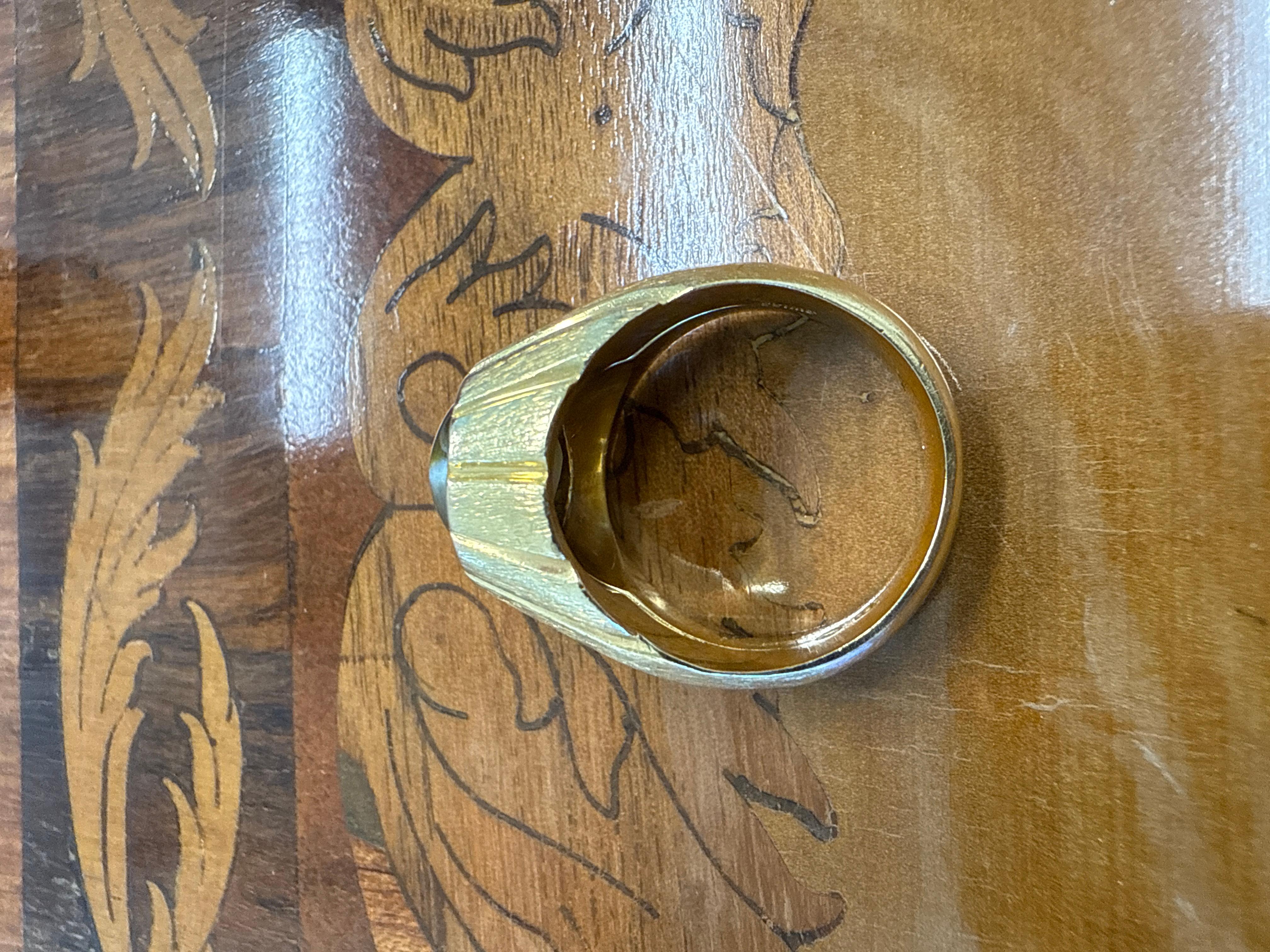 Gubelin Anello da cocktail in oro giallo 18k e crisoberillo a occhio di gatto 1970s In condizioni ottime in vendita a Beverly Hills, CA