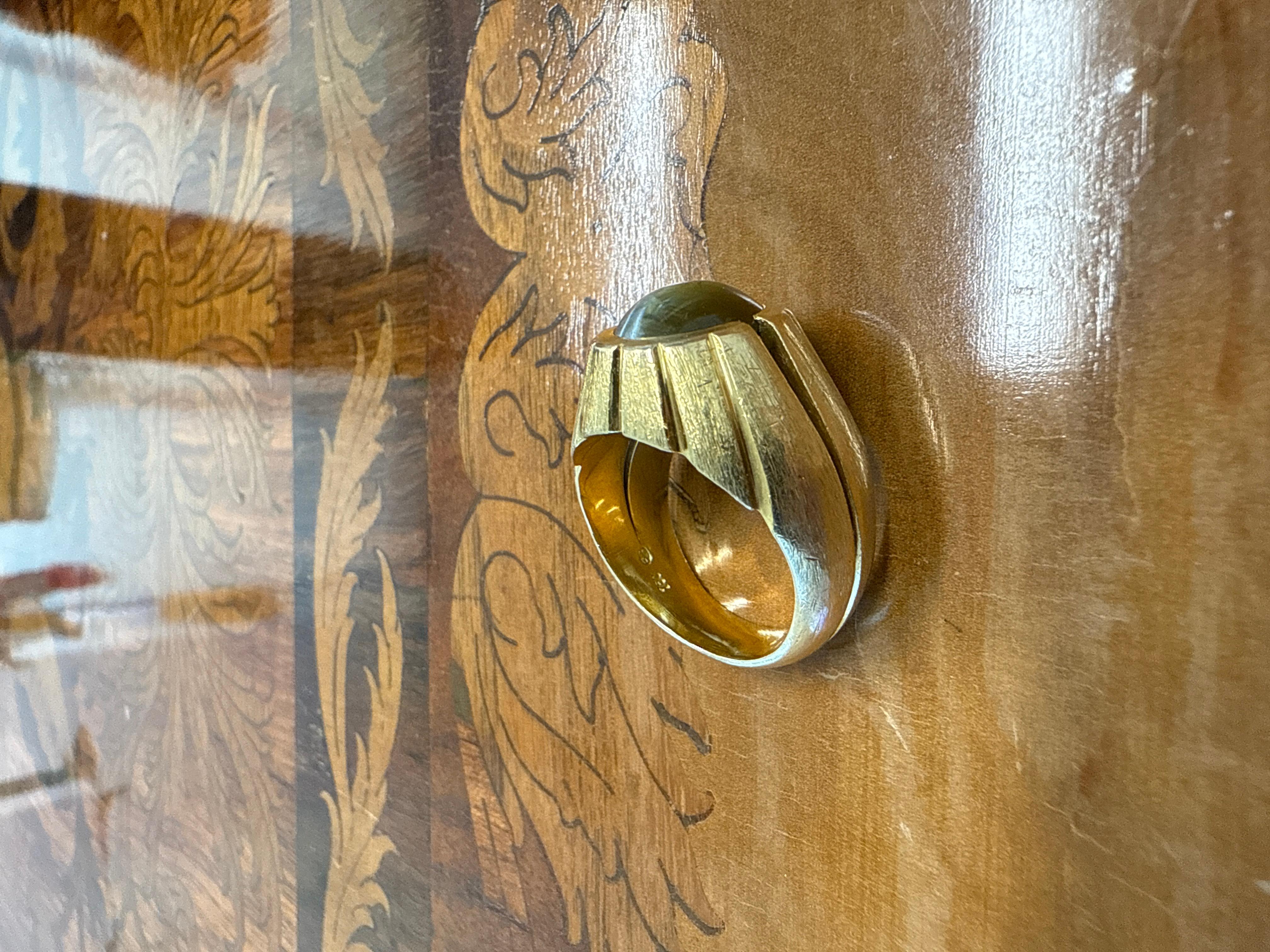 da uomo o donna Gubelin Anello da cocktail in oro giallo 18k e crisoberillo a occhio di gatto 1970s in vendita