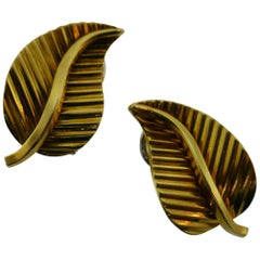 Gubelin Clips d'oreilles à feuilles suisses vintage et rares en or jaune 18 carats