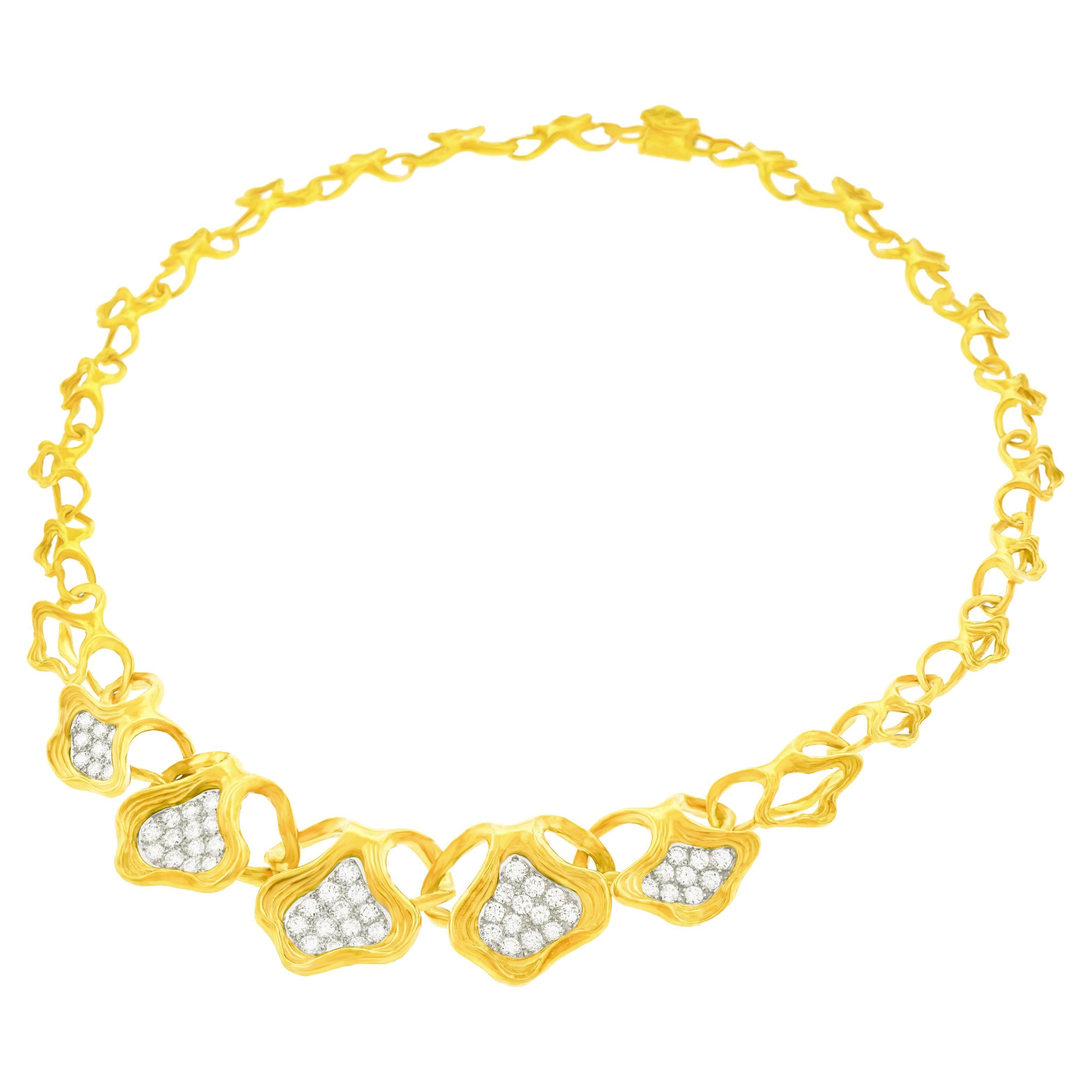 Gubelin, collier moderne suisse en or serti de diamants en vente