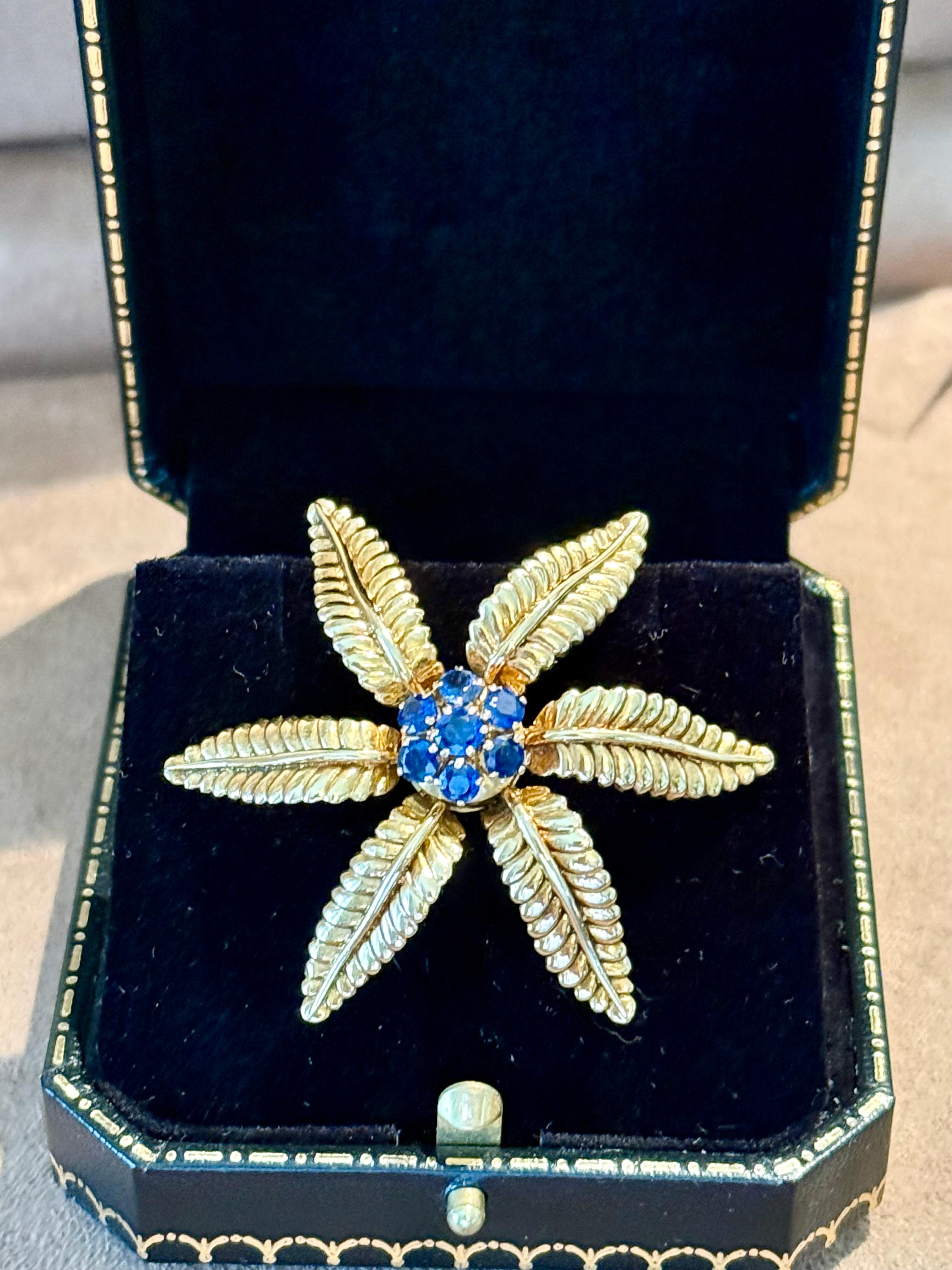 Brilliant Cut Gübelin Vintage  18 K yellow Gold Flower Brooch with Sapphires For Sale
