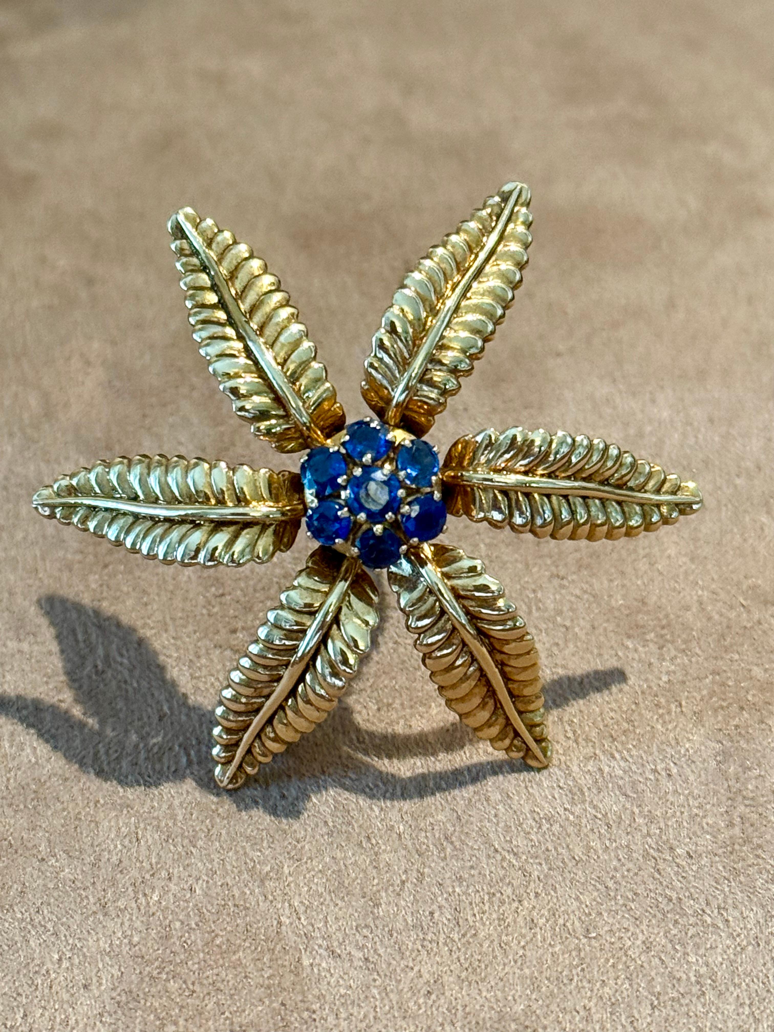 Gübelin Vintage  18 K yellow Gold Flower Brooch with Sapphires In Good Condition For Sale In Zurich, Zollstrasse