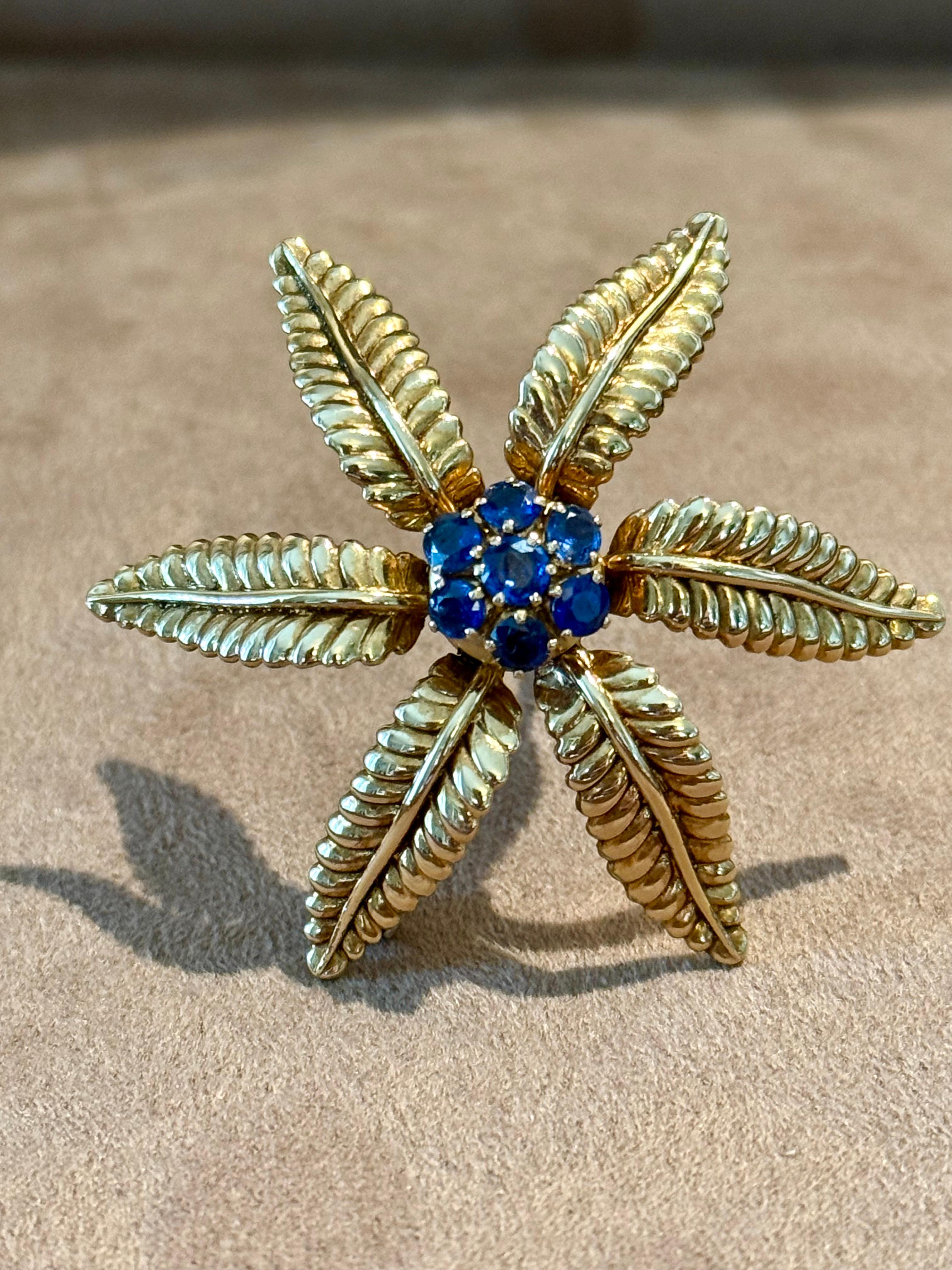 Women's Gübelin Vintage  18 K yellow Gold Flower Brooch with Sapphires For Sale