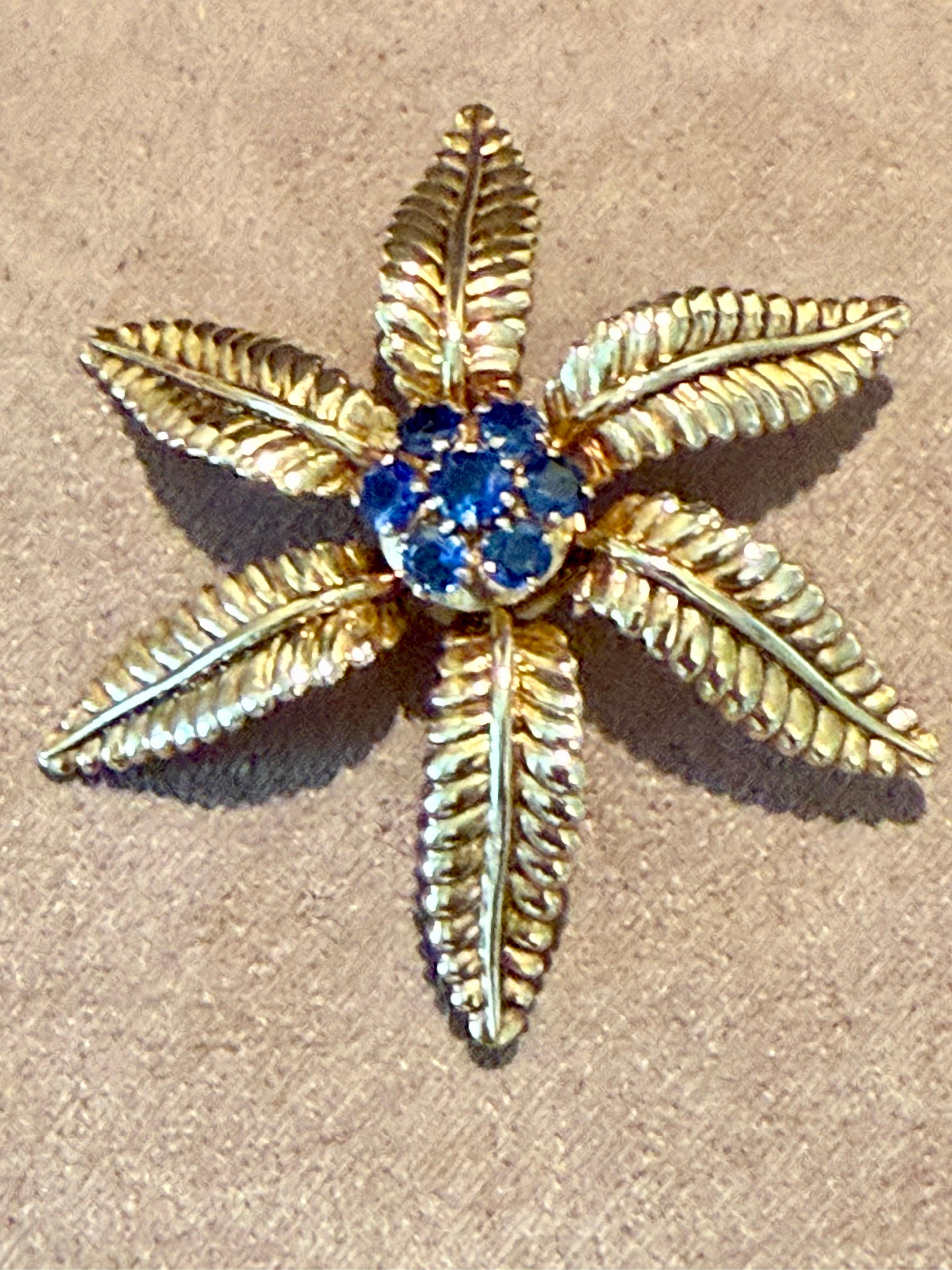Gübelin Vintage  18 K yellow Gold Flower Brooch with Sapphires For Sale 1