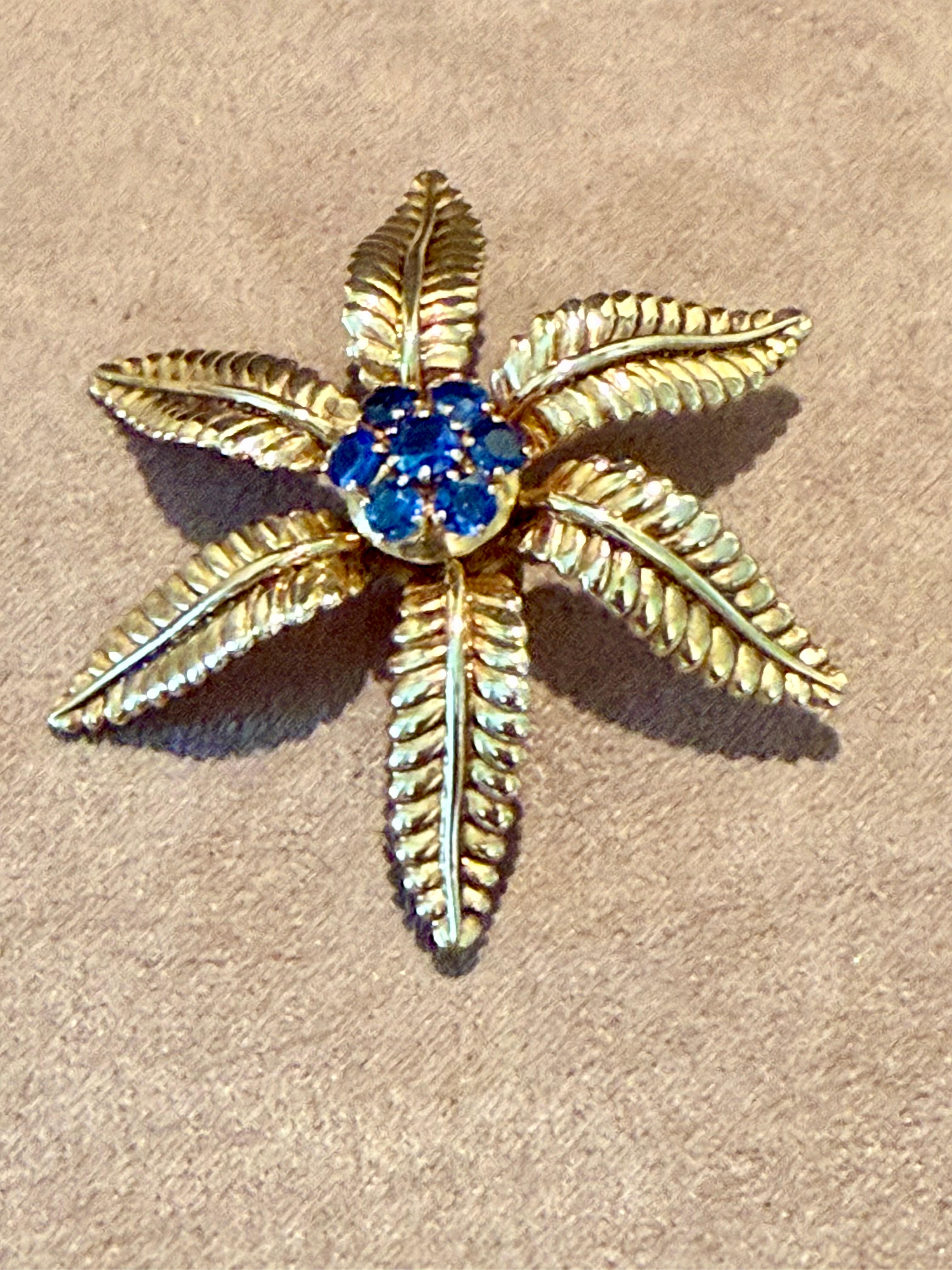Gübelin Vintage  18 K yellow Gold Flower Brooch with Sapphires For Sale 2