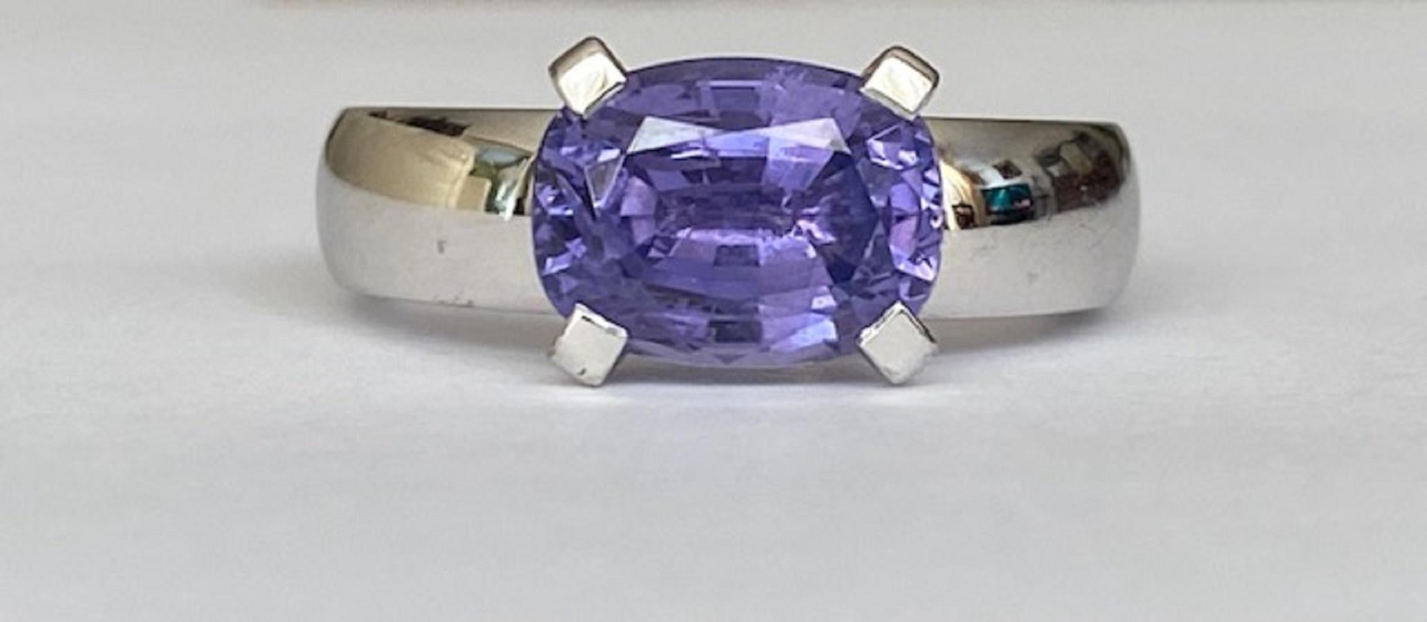 Gubelin White Gold Ring with 4.60 Carat Sapphire In Excellent Condition For Sale In AMSTERDAM, NL