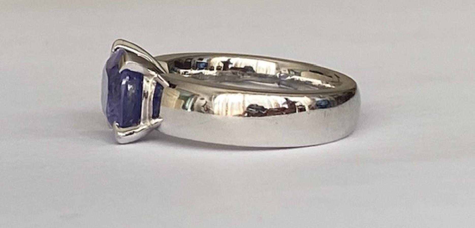 Gubelin White Gold Ring with 4.60 Carat Sapphire For Sale 3