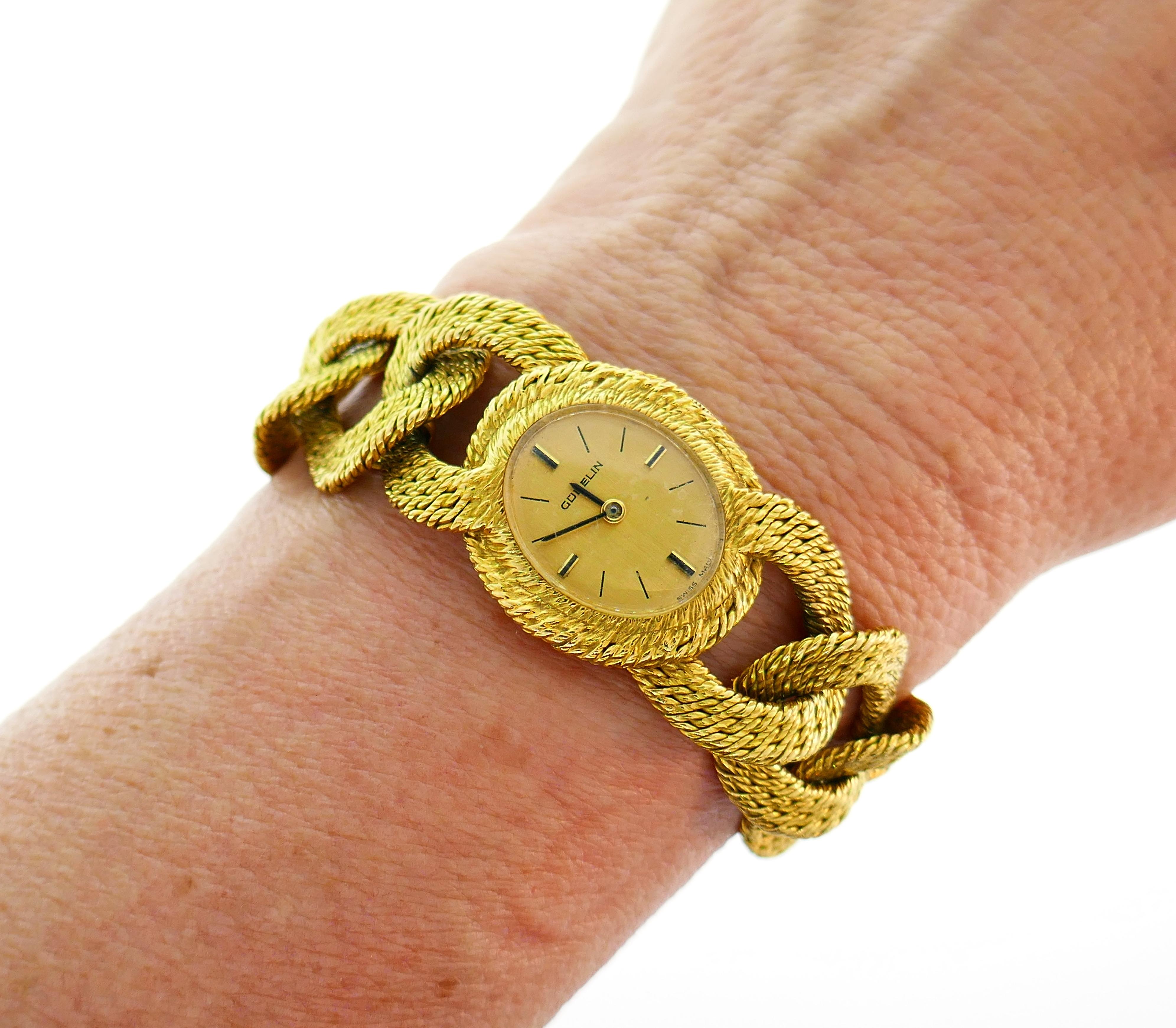Classy and elegant lady's watch. Textured gold, three-dimensional oval link and timeless design make this watch to be worn every day and be enjoyed for many years.
The watch is made of 18 karat yellow gold and has a Swiss made mechanical movement