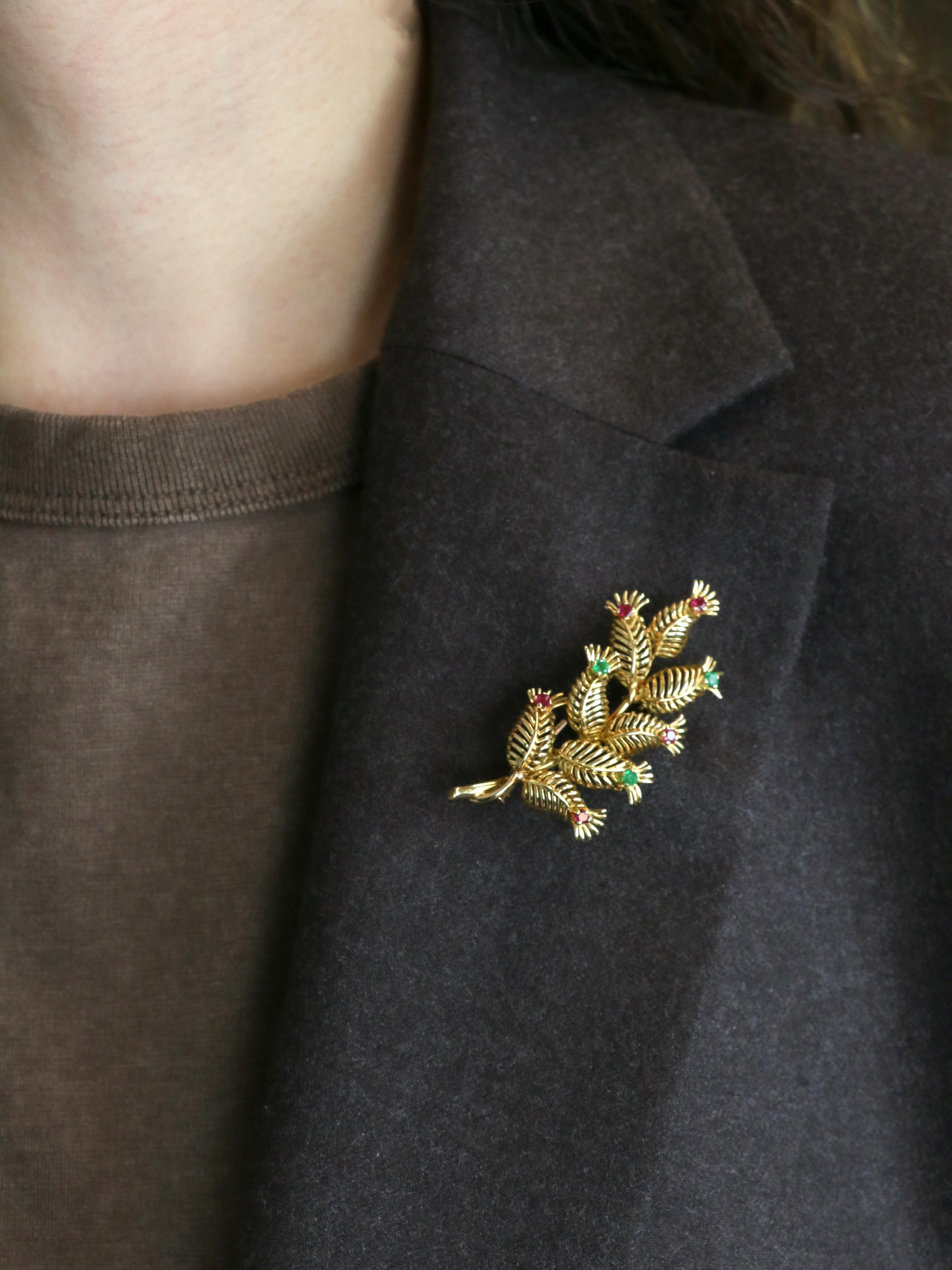 GUBELIN - Broche feuille en or jaune, rubis et émeraudes en vente 4
