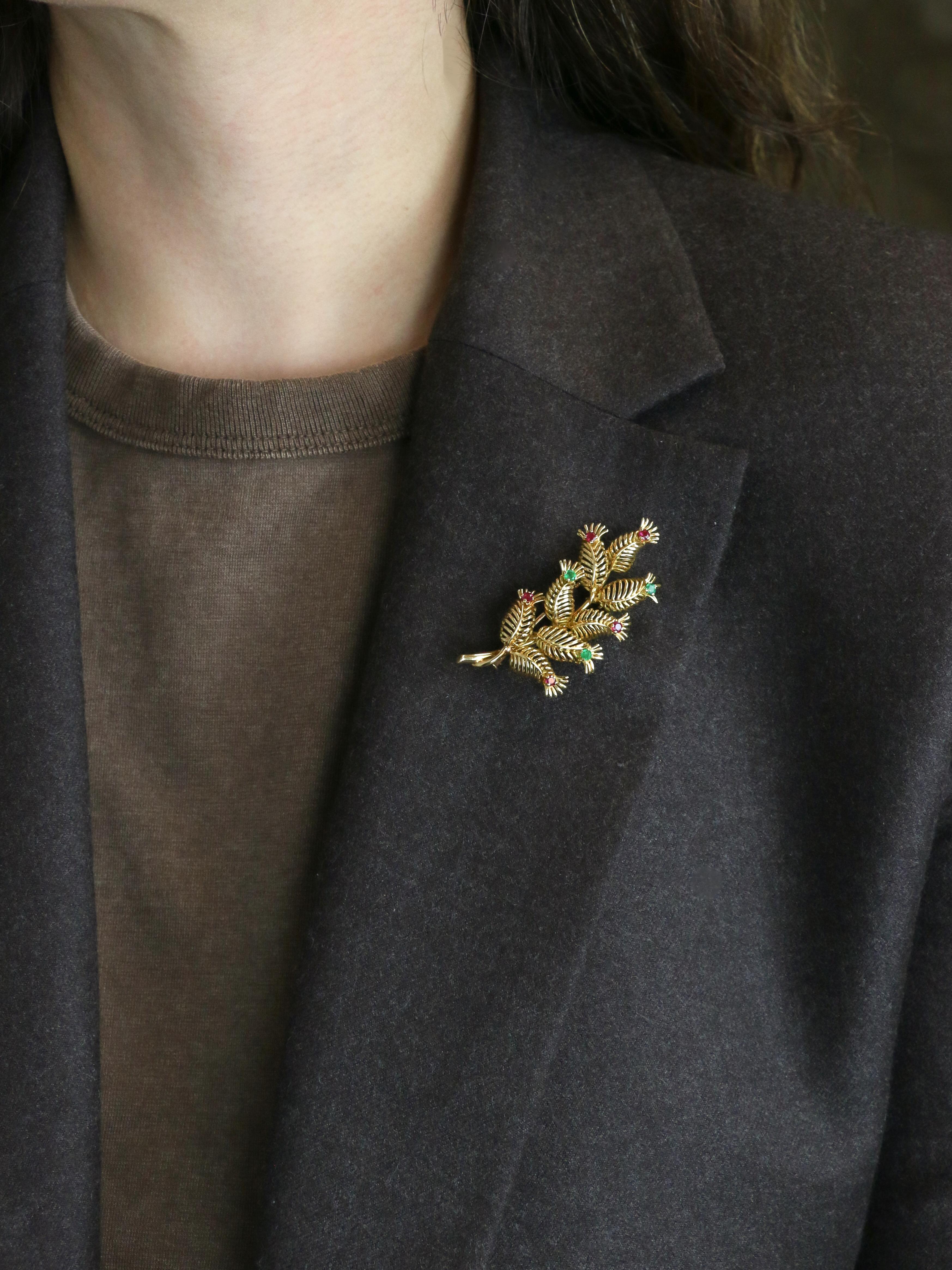 GUBELIN - Broche feuille en or jaune, rubis et émeraudes en vente 5