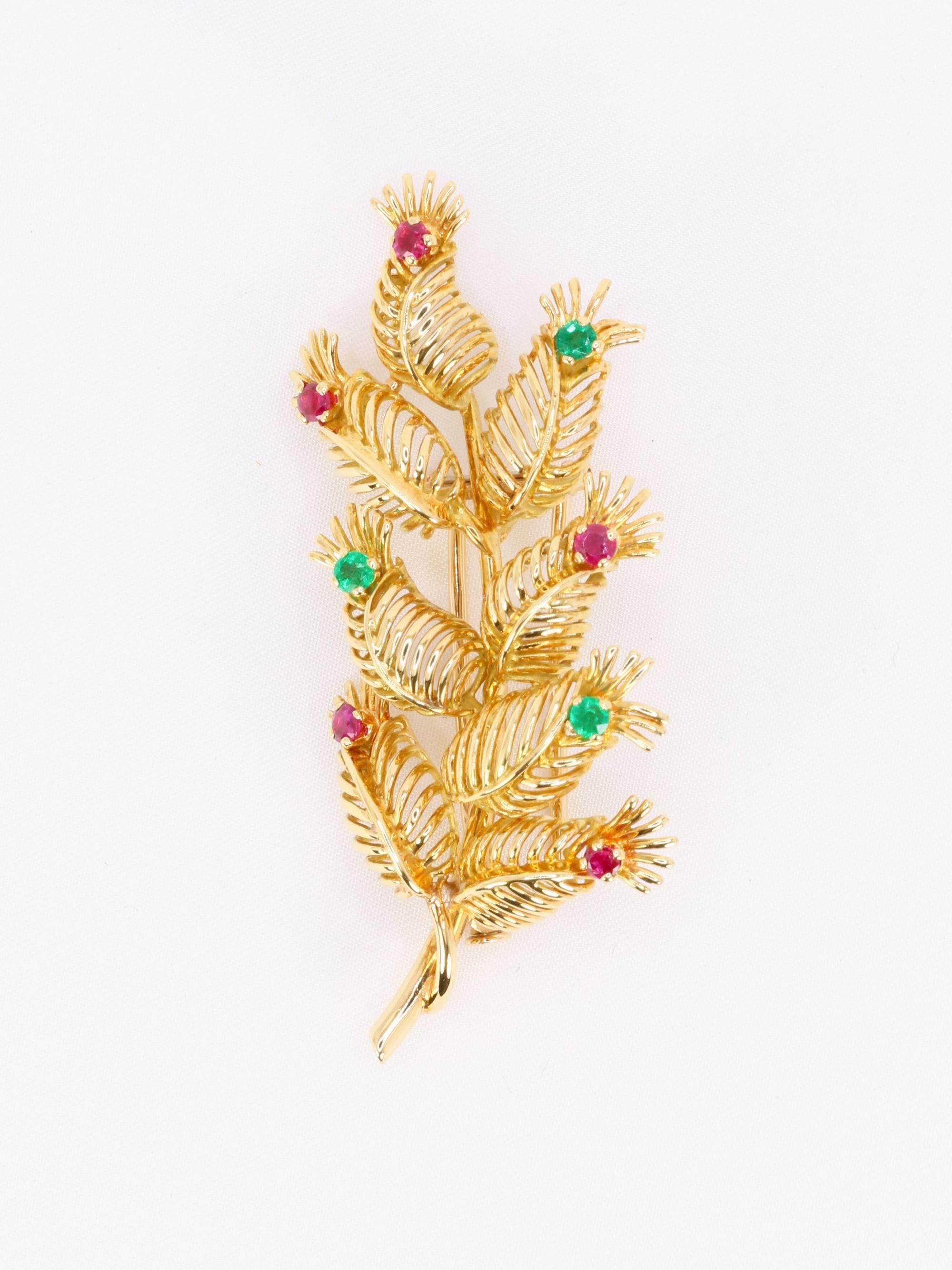 Rétro GUBELIN - Broche feuille en or jaune, rubis et émeraudes en vente