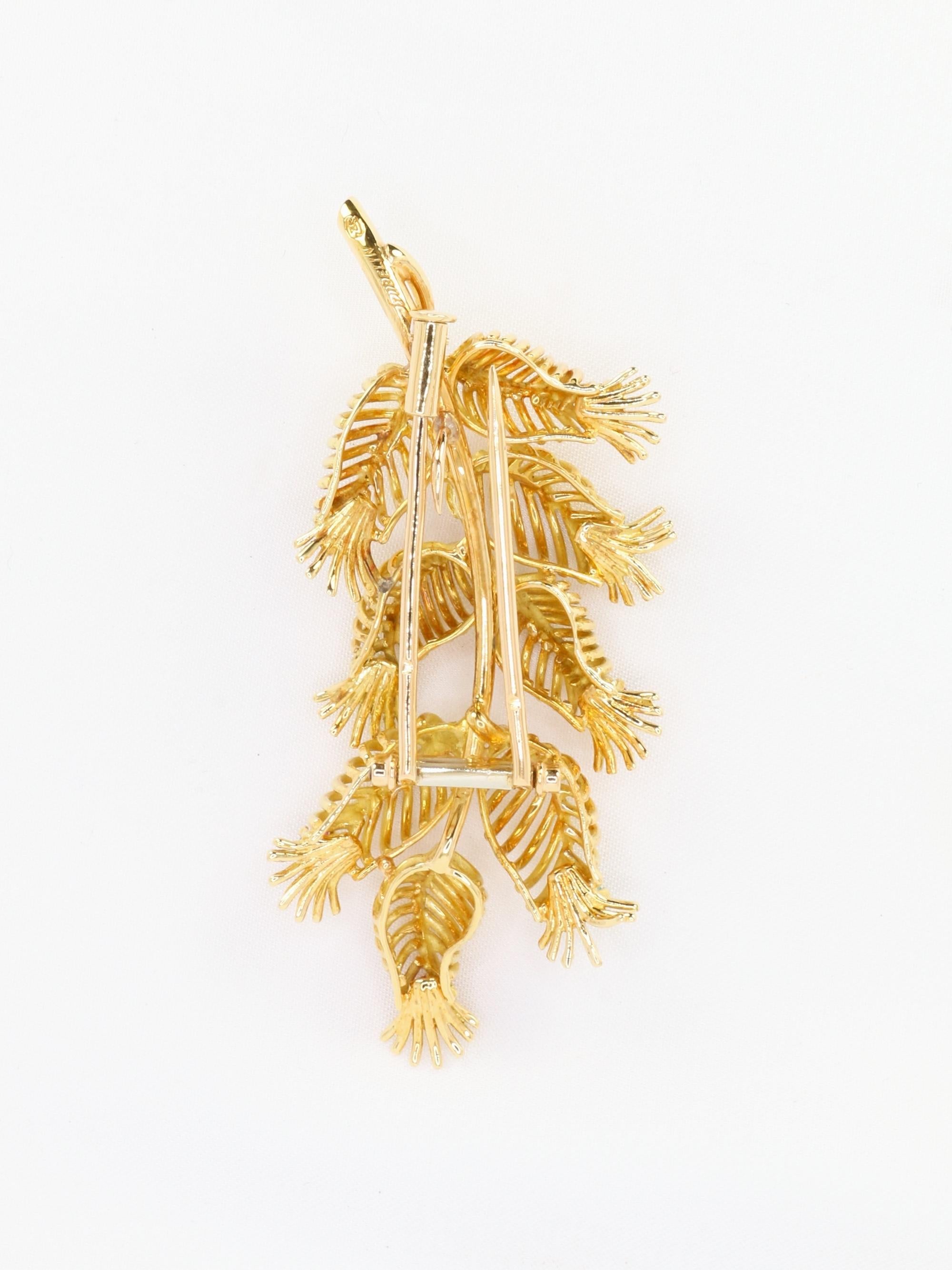 Taille ronde GUBELIN - Broche feuille en or jaune, rubis et émeraudes en vente
