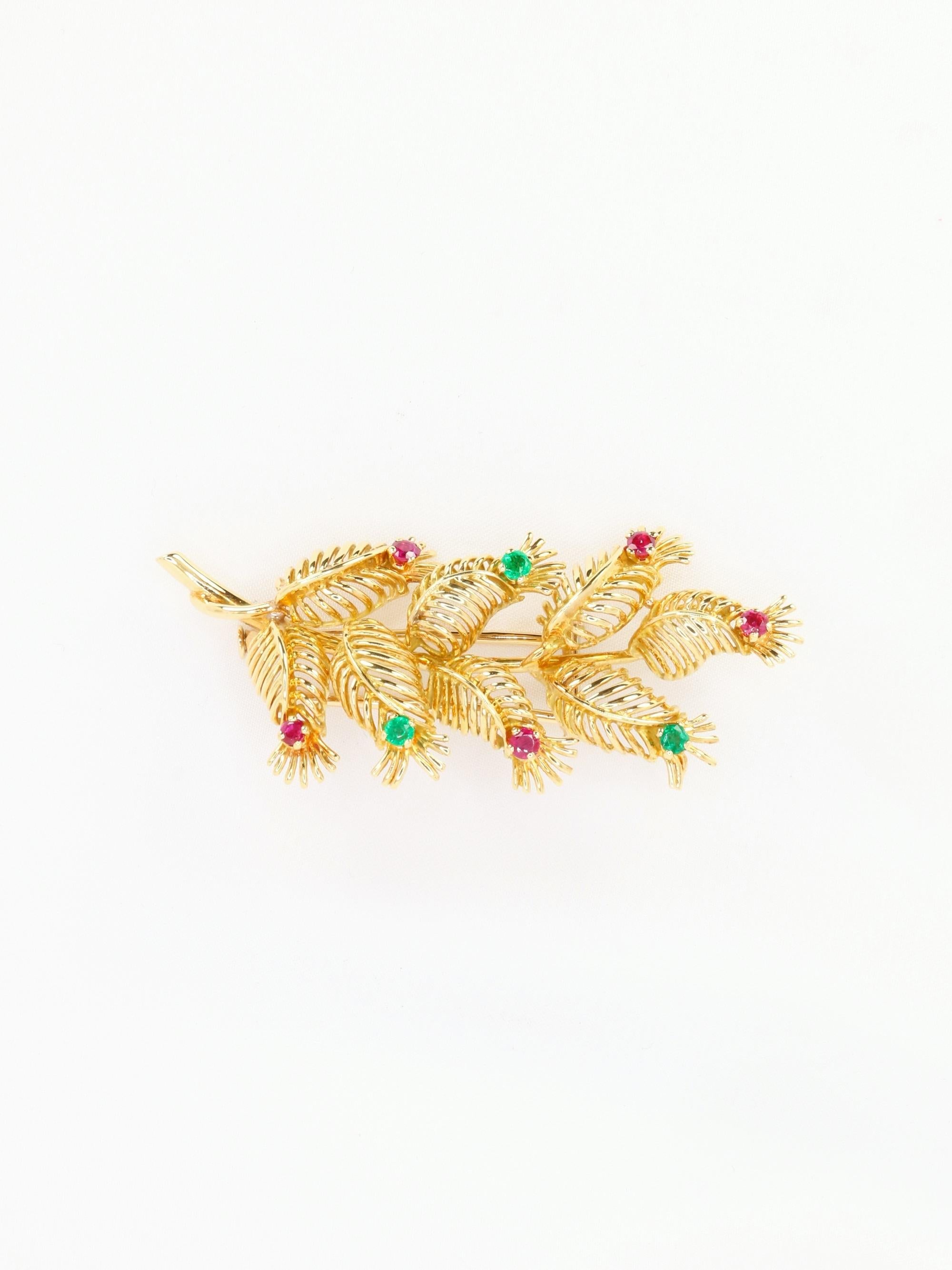 GUBELIN - Broche feuille en or jaune, rubis et émeraudes Bon état - En vente à PARIS, FR