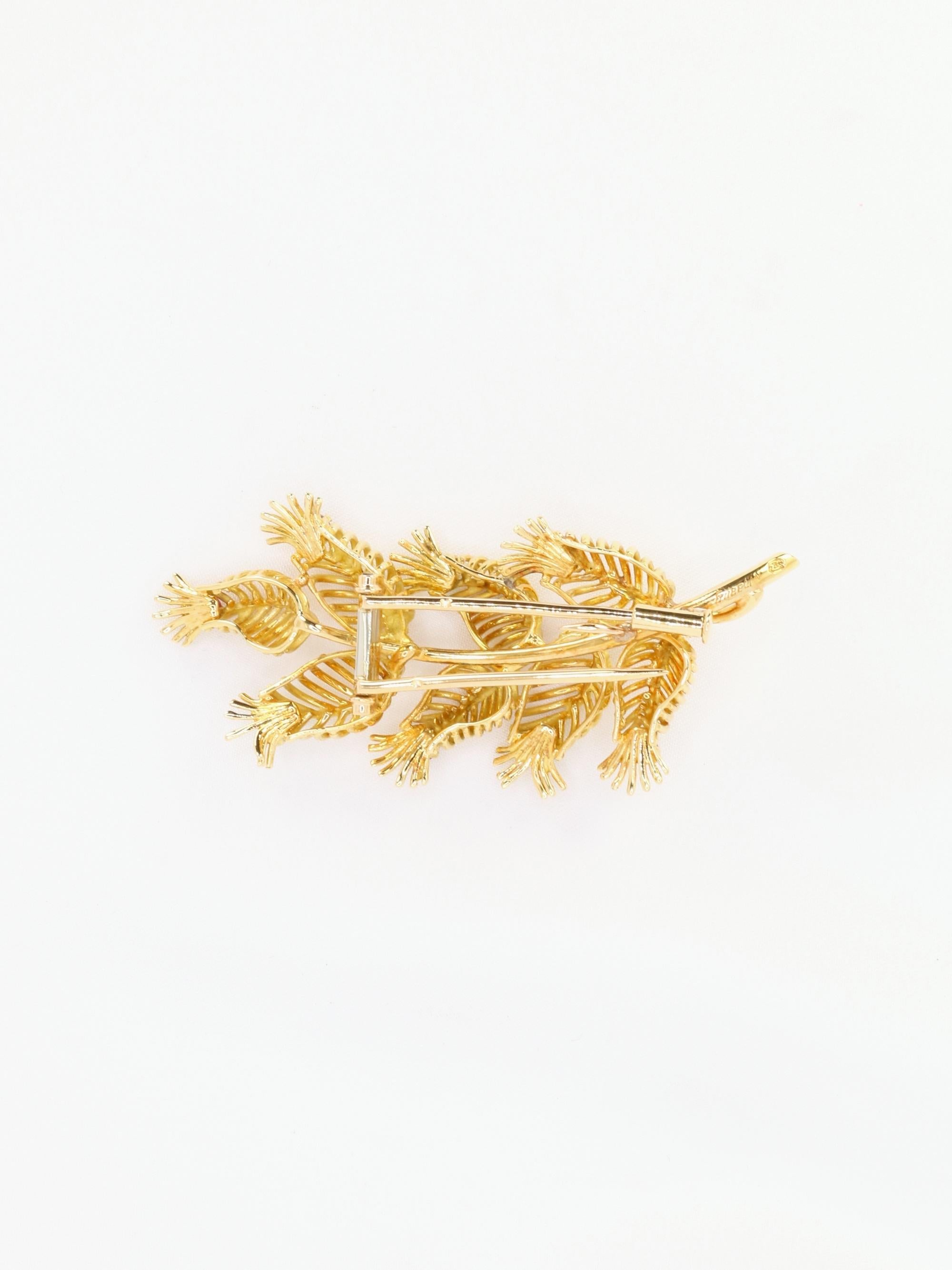 GUBELIN - Broche feuille en or jaune, rubis et émeraudes Unisexe en vente
