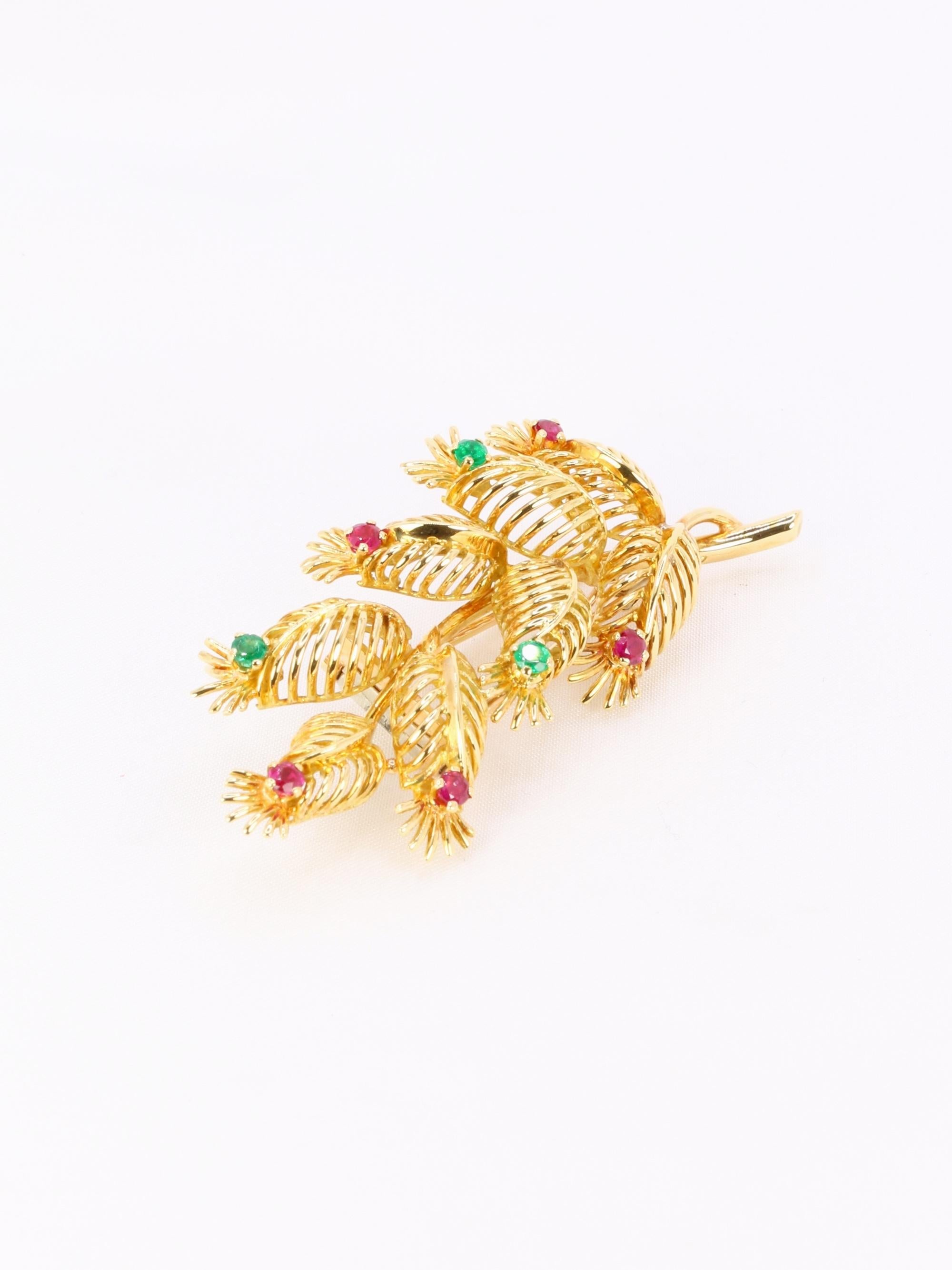 GUBELIN - Broche feuille en or jaune, rubis et émeraudes en vente 1