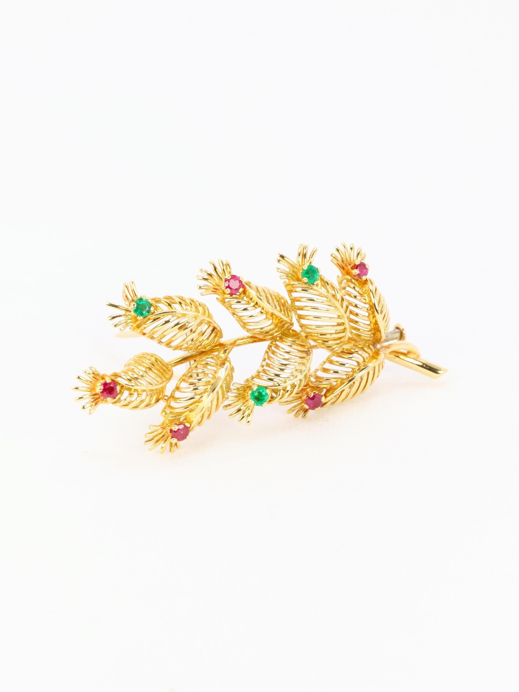GUBELIN - Broche feuille en or jaune, rubis et émeraudes en vente 3