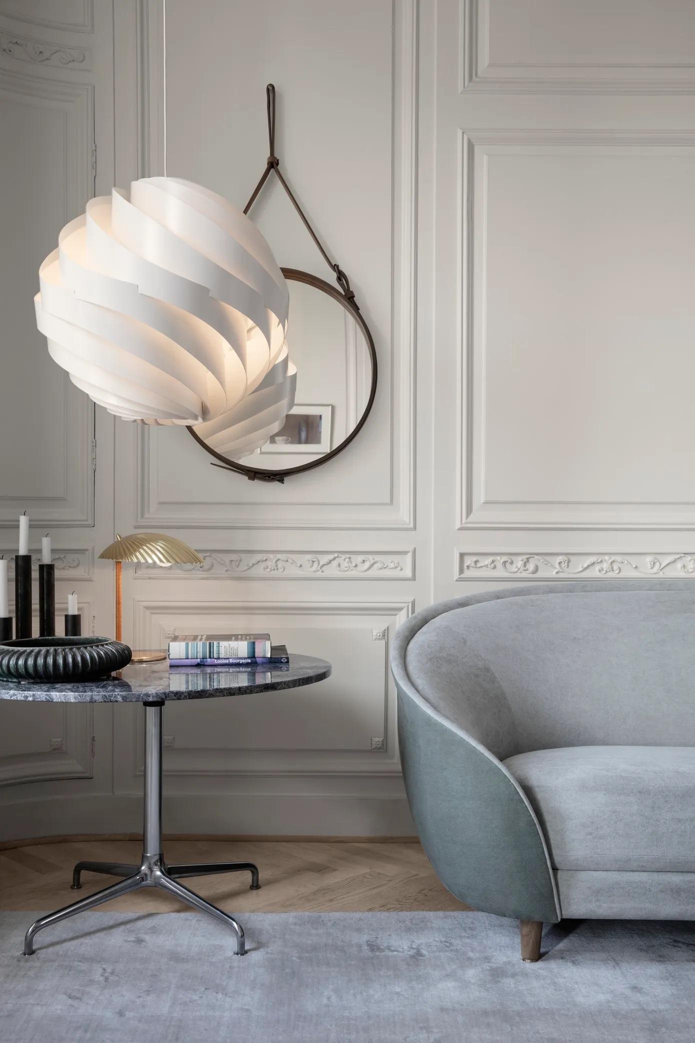 Paavo Tynell’s fanciful take on nature is gracefully echoed in the 5321 Table Lamp, designed by the Finnish designer in 1941. Under the distinctive shell inspired brass shade, the bulb subtly appears from beneath; a picturesque detail resembling the
