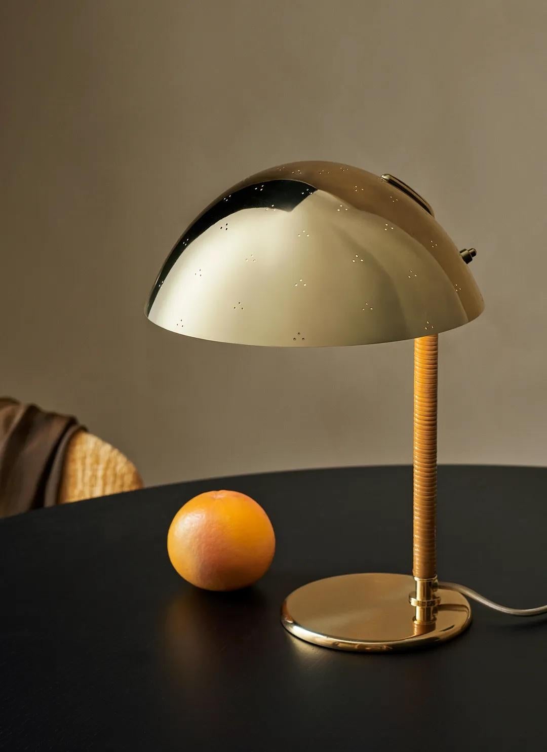 Uno de los grandes diseñadores industriales y artesanos del metal del siglo XX, Tynell vino al mundo precisamente en el momento adecuado para convertirse en uno de los pioneros de la iluminación moderna; a medida que la luz eléctrica se extendía por
